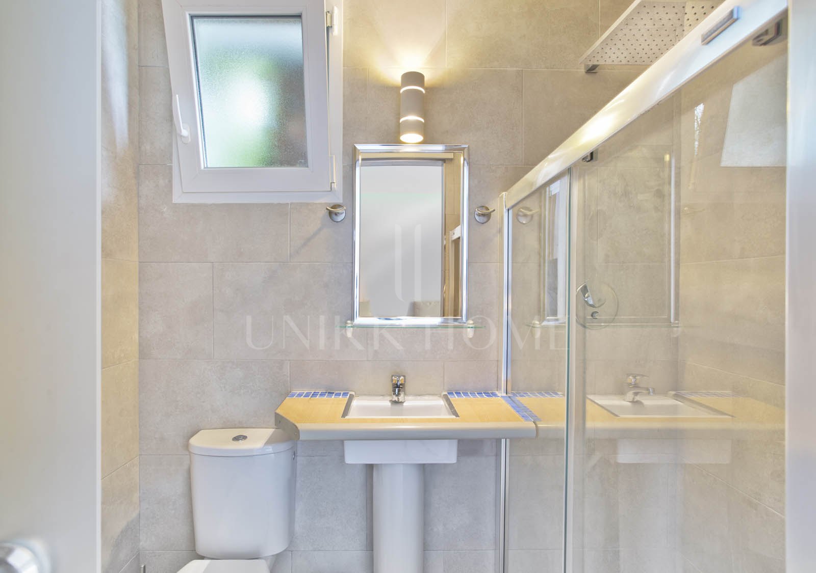 Enclavada en un exuberante entorno verde y a un corto paseo de los servicios de Elviria, esta villa única es una oportunidad ideal tanto para vivir como para hacer negocios.