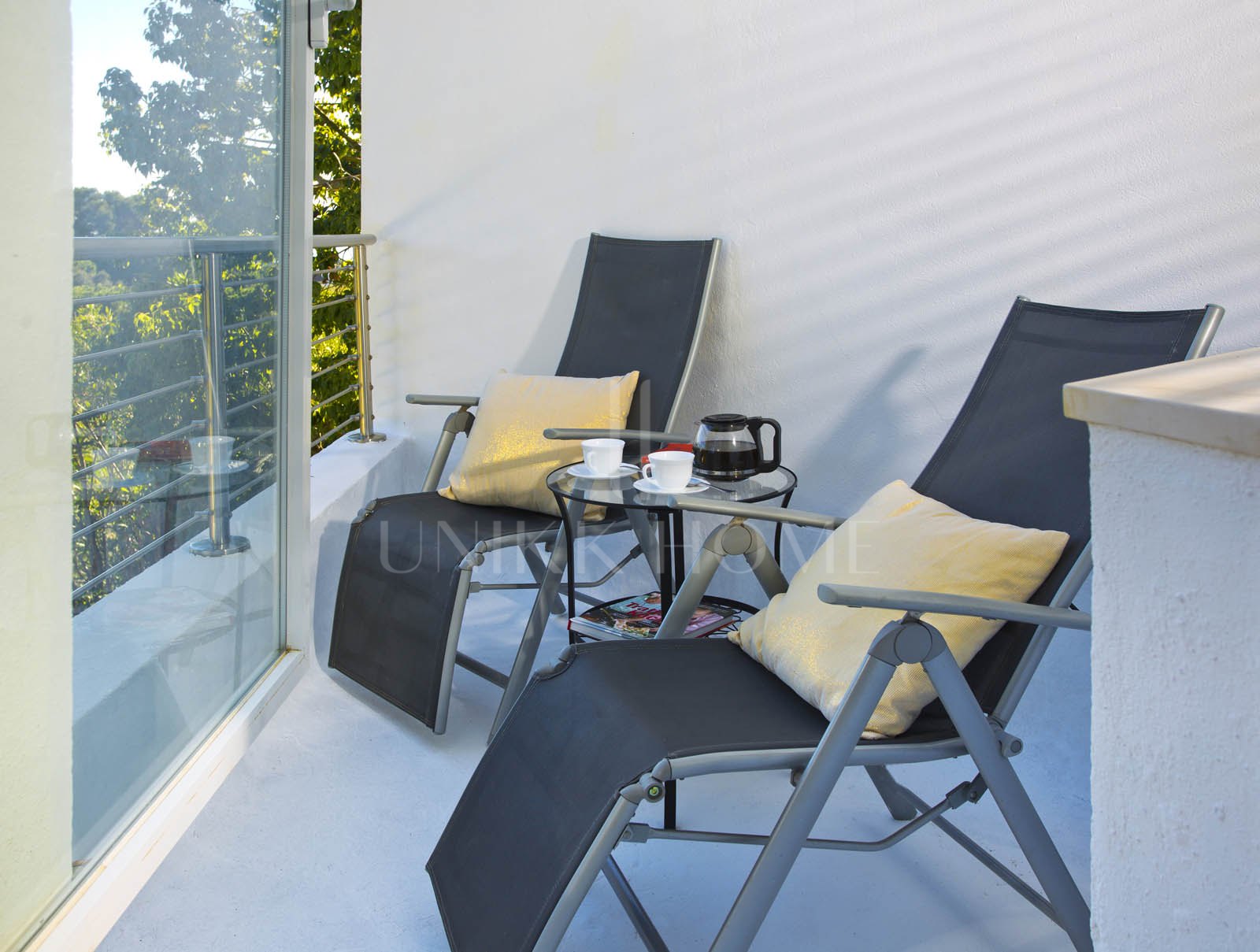 Enclavada en un exuberante entorno verde y a un corto paseo de los servicios de Elviria, esta villa única es una oportunidad ideal tanto para vivir como para hacer negocios.