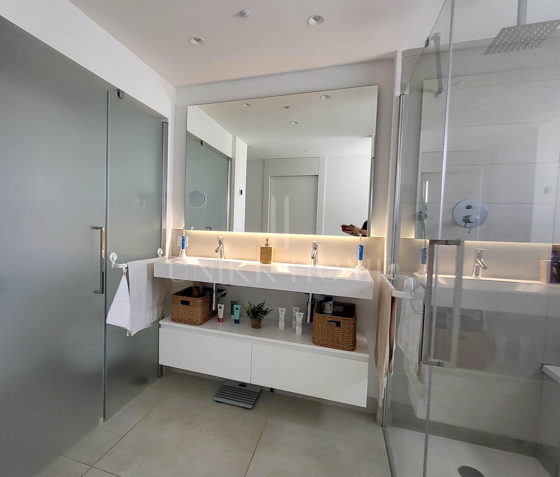 Experience the “wow” factor upon entry! This 3-bedroom, south-facing corner apartment offers an luxury open-plan living space that flows onto a very large terrace with stunning sea and mountain views. High-end kitchen appliances make...