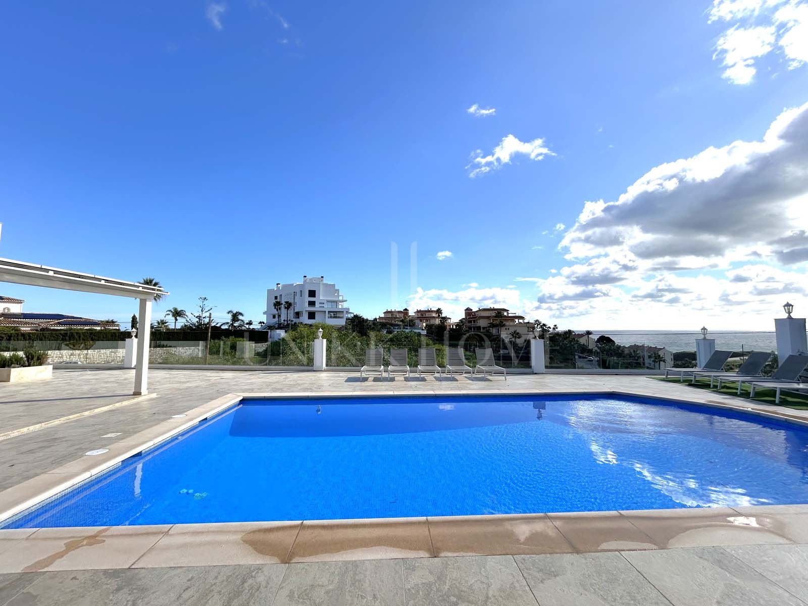 Located in the beautiful area of El Faro, Mijas, this stunning villa offers the perfect blend of luxury and convenience. Just minutes from shops, restaurants, and the beach, the villa provides a peaceful yet accessible retreat. With...