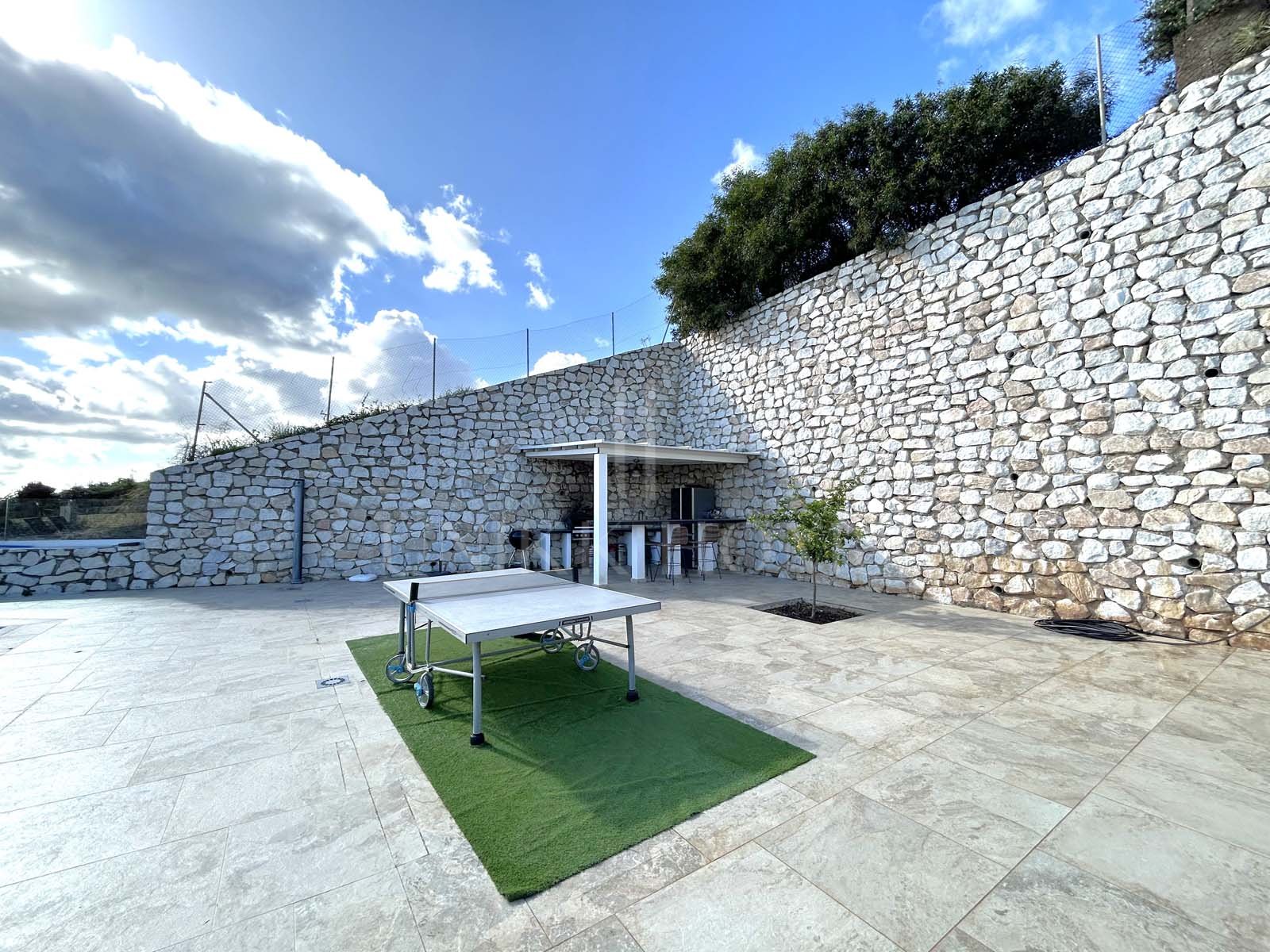 Located in the beautiful area of El Faro, Mijas, this stunning villa offers the perfect blend of luxury and convenience. Just minutes from shops, restaurants, and the beach, the villa provides a peaceful yet accessible retreat. With...