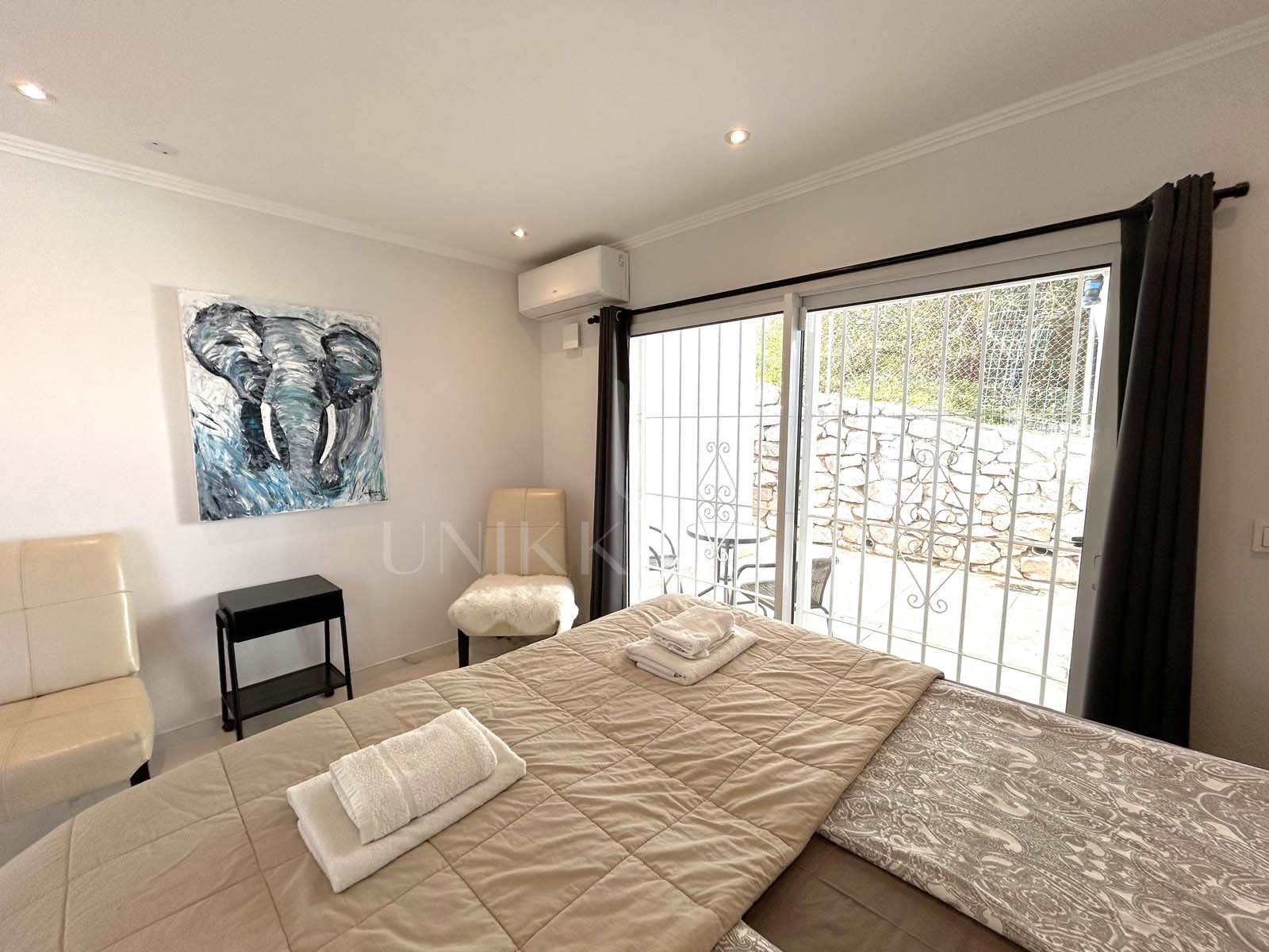 Located in the beautiful area of El Faro, Mijas, this stunning villa offers the perfect blend of luxury and convenience. Just minutes from shops, restaurants, and the beach, the villa provides a peaceful yet accessible retreat. With...