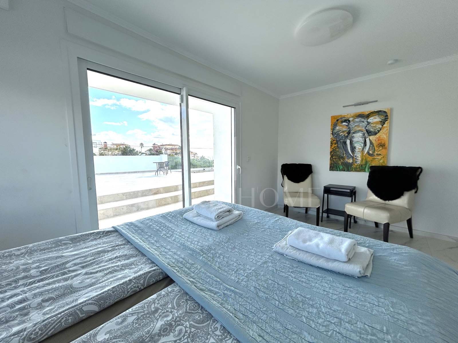 Located in the beautiful area of El Faro, Mijas, this stunning villa offers the perfect blend of luxury and convenience. Just minutes from shops, restaurants, and the beach, the villa provides a peaceful yet accessible retreat. With...