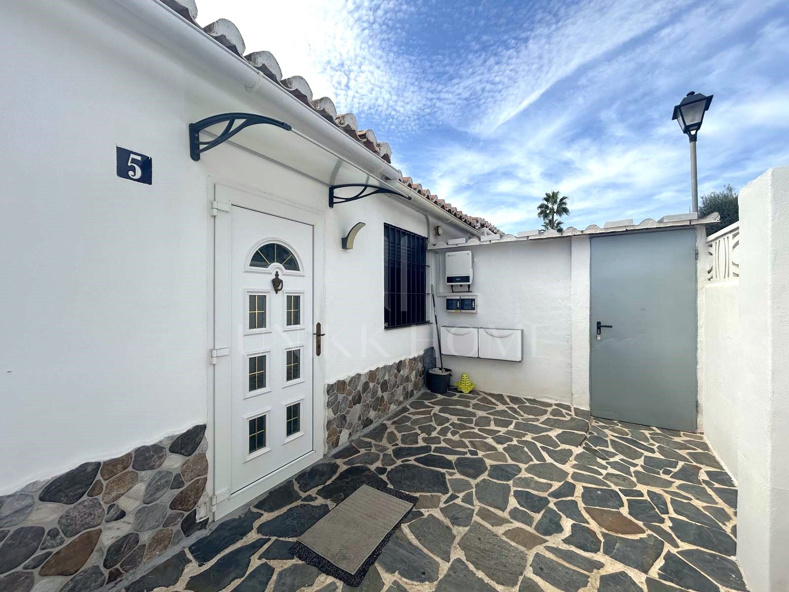 Esta hermosa villa de 4 dormitorios y 3 baños en Calahonda, Mijas, ofrece una ubicación inmejorable. Situada cerca de todos los servicios esenciales, transporte público, tiendas y restaurantes, es perfecta para una vida cómoda. La...
