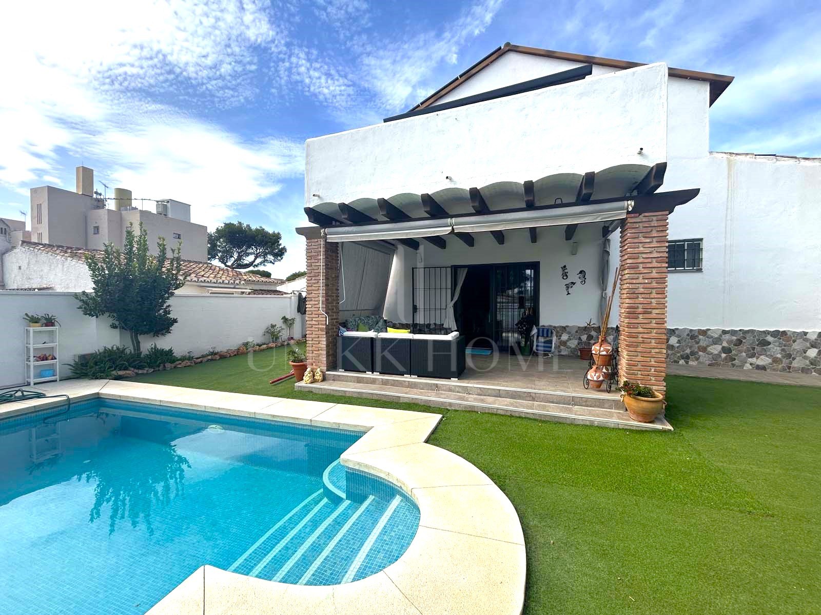 Esta hermosa villa de 4 dormitorios y 3 baños en Calahonda, Mijas, ofrece una ubicación inmejorable. Situada cerca de todos los servicios esenciales, transporte público, tiendas y restaurantes, es perfecta para una vida cómoda. La...