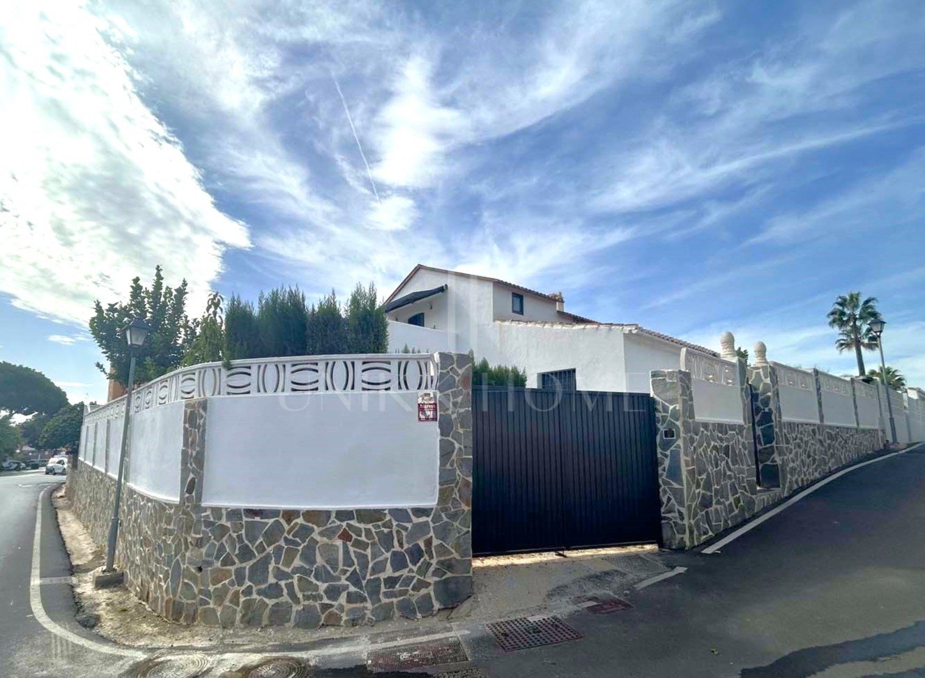 Esta hermosa villa de 4 dormitorios y 3 baños en Calahonda, Mijas, ofrece una ubicación inmejorable. Situada cerca de todos los servicios esenciales, transporte público, tiendas y restaurantes, es perfecta para una vida cómoda. La...