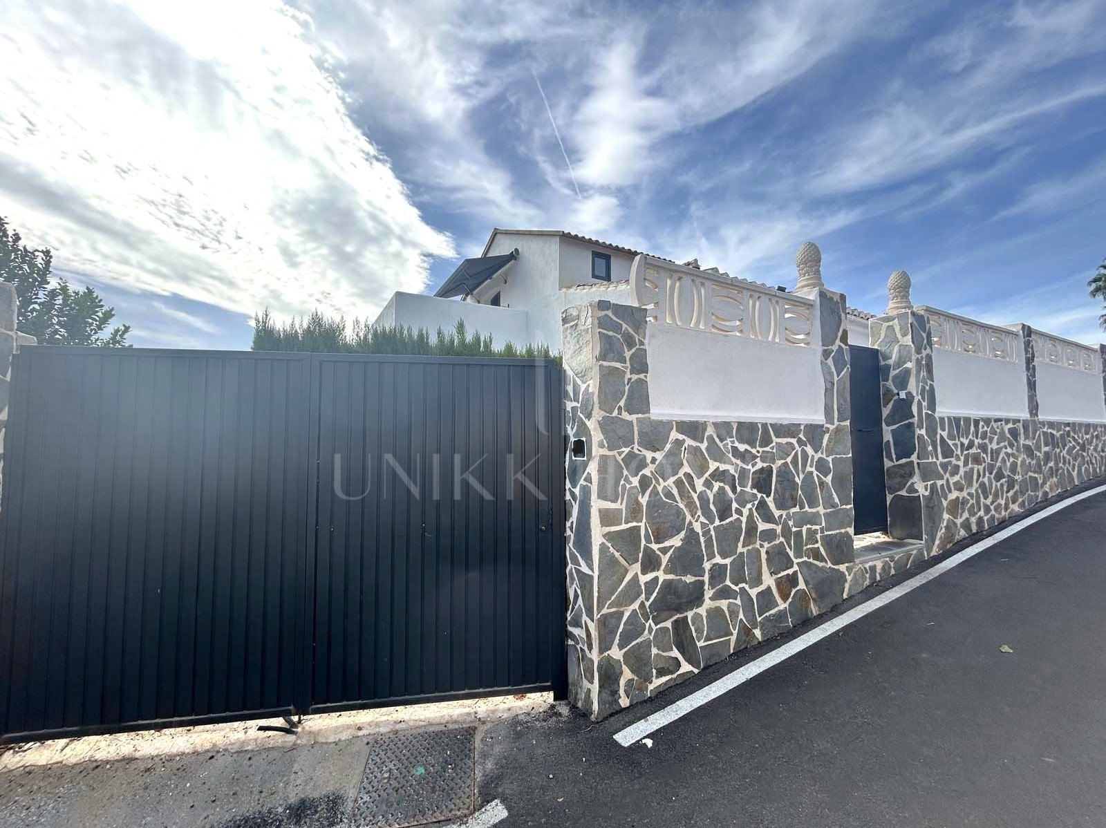 Esta hermosa villa de 4 dormitorios y 3 baños en Calahonda, Mijas, ofrece una ubicación inmejorable. Situada cerca de todos los servicios esenciales, transporte público, tiendas y restaurantes, es perfecta para una vida cómoda. La...