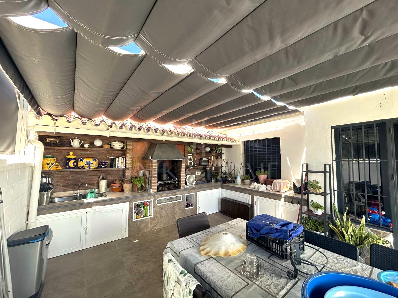 Esta hermosa villa de 4 dormitorios y 3 baños en Calahonda, Mijas, ofrece una ubicación inmejorable. Situada cerca de todos los servicios esenciales, transporte público, tiendas y restaurantes, es perfecta para una vida cómoda. La...