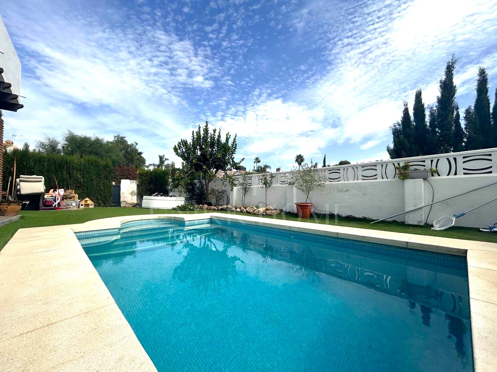 Esta hermosa villa de 4 dormitorios y 3 baños en Calahonda, Mijas, ofrece una ubicación inmejorable. Situada cerca de todos los servicios esenciales, transporte público, tiendas y restaurantes, es perfecta para una vida cómoda. La...