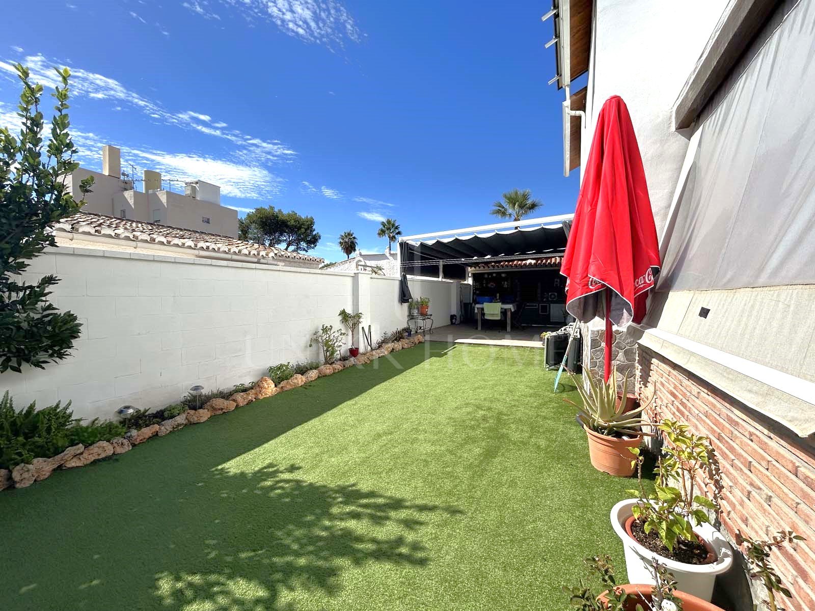 Esta hermosa villa de 4 dormitorios y 3 baños en Calahonda, Mijas, ofrece una ubicación inmejorable. Situada cerca de todos los servicios esenciales, transporte público, tiendas y restaurantes, es perfecta para una vida cómoda. La...