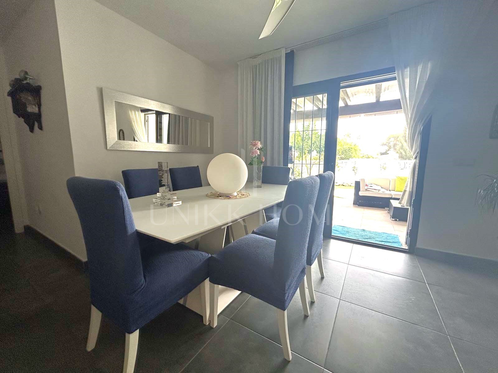 Esta hermosa villa de 4 dormitorios y 3 baños en Calahonda, Mijas, ofrece una ubicación inmejorable. Situada cerca de todos los servicios esenciales, transporte público, tiendas y restaurantes, es perfecta para una vida cómoda. La...