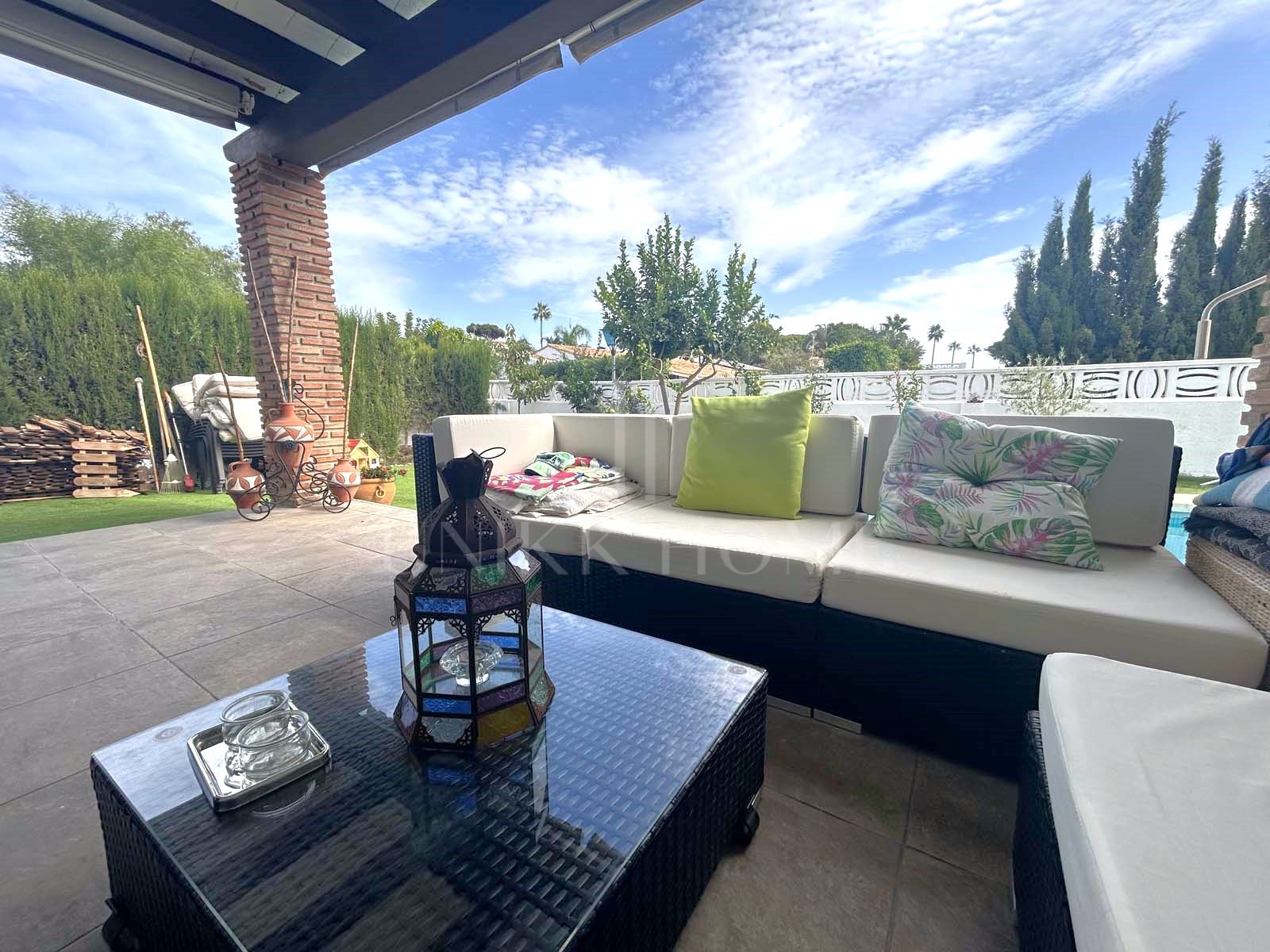 Esta hermosa villa de 4 dormitorios y 3 baños en Calahonda, Mijas, ofrece una ubicación inmejorable. Situada cerca de todos los servicios esenciales, transporte público, tiendas y restaurantes, es perfecta para una vida cómoda. La...