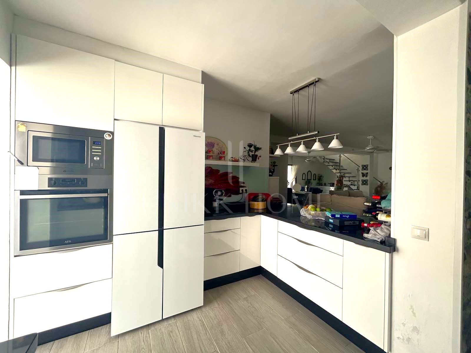 Esta hermosa villa de 4 dormitorios y 3 baños en Calahonda, Mijas, ofrece una ubicación inmejorable. Situada cerca de todos los servicios esenciales, transporte público, tiendas y restaurantes, es perfecta para una vida cómoda. La...