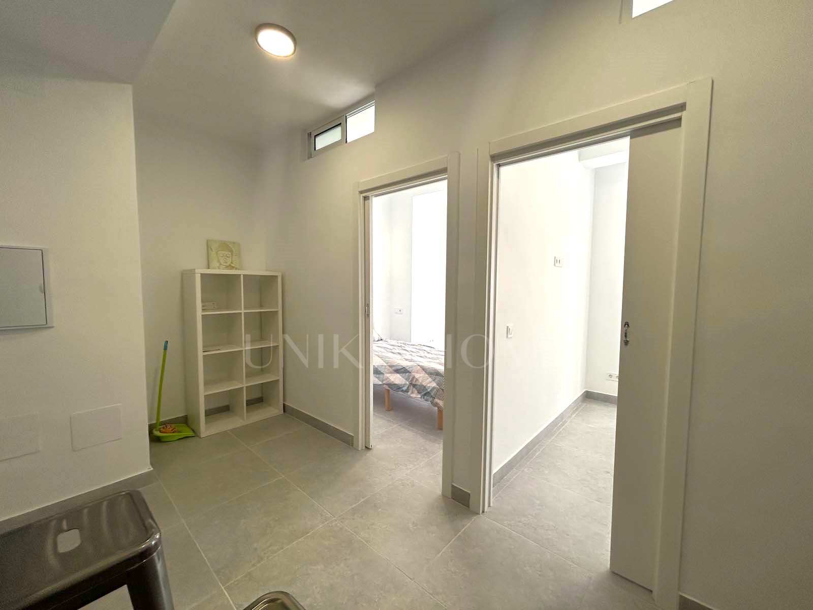 Este luminoso y práctico apartamento de 2 dormitorios está situado en el corazón de Fuengirola, ofreciendo una ubicación de primer nivel a un corto paseo de la playa, centros comerciales y una gran variedad de restaurantes. También se...