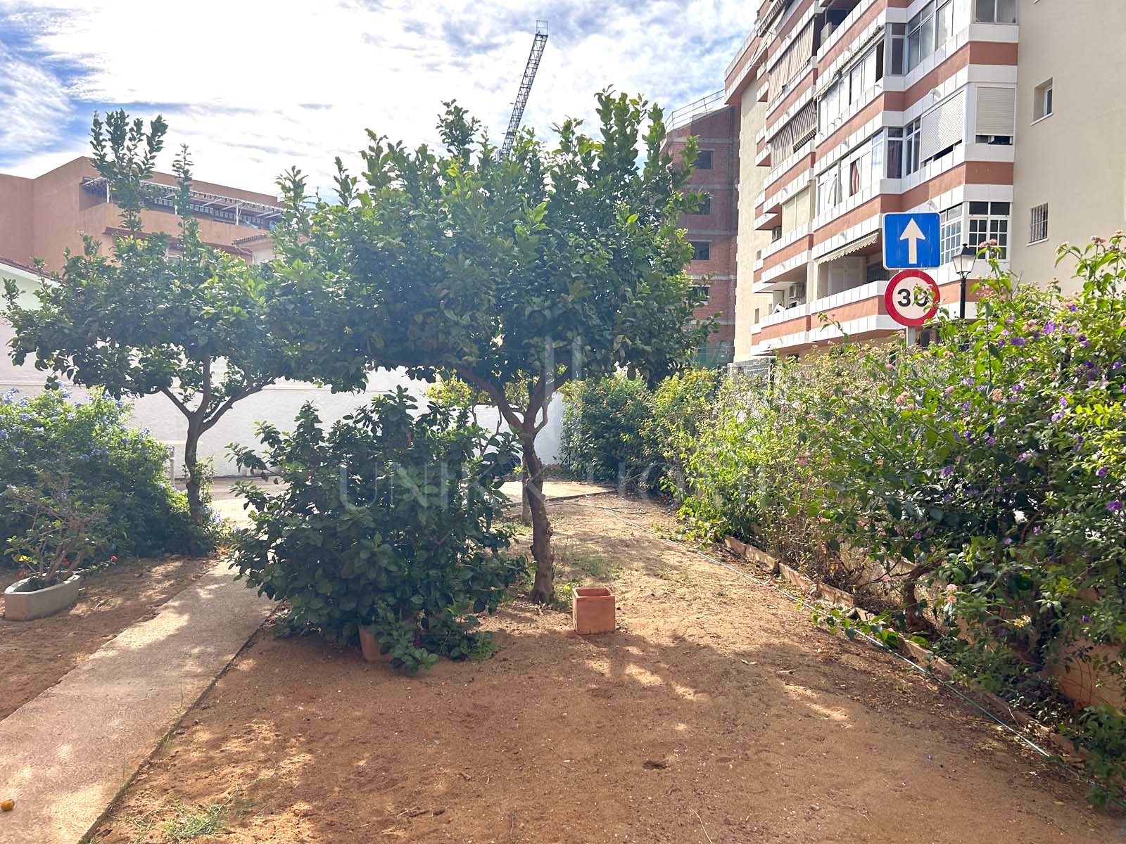 Este luminoso y práctico apartamento de 2 dormitorios está situado en el corazón de Fuengirola, ofreciendo una ubicación de primer nivel a un corto paseo de la playa, centros comerciales y una gran variedad de restaurantes. También se...