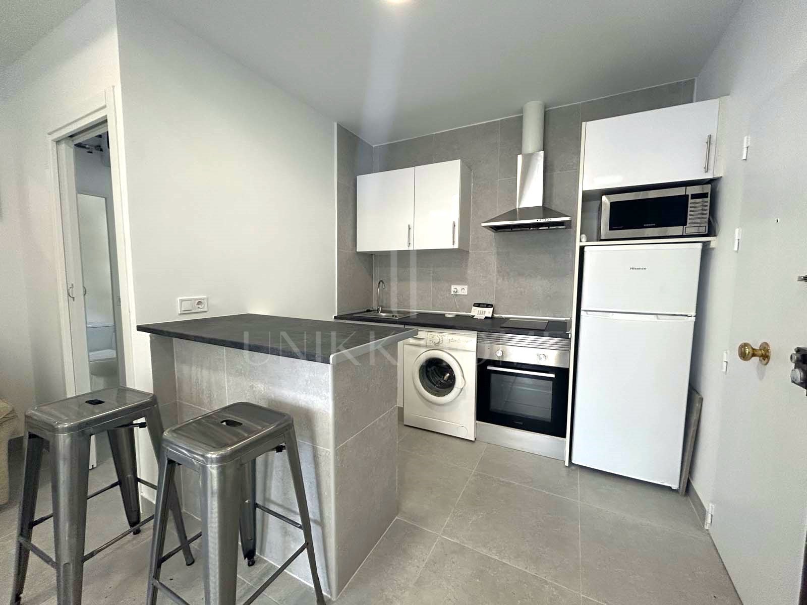 Este luminoso y práctico apartamento de 2 dormitorios está situado en el corazón de Fuengirola, ofreciendo una ubicación de primer nivel a un corto paseo de la playa, centros comerciales y una gran variedad de restaurantes. También se...