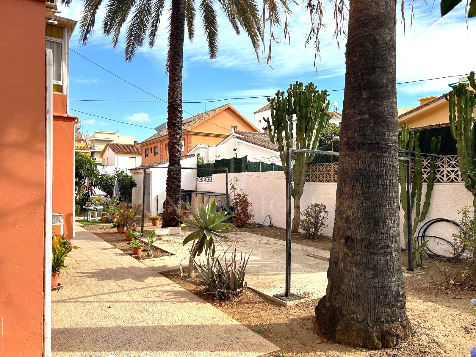 Este luminoso y práctico apartamento de 2 dormitorios está situado en el corazón de Fuengirola, ofreciendo una ubicación de primer nivel a un corto paseo de la playa, centros comerciales y una gran variedad de restaurantes. También se...