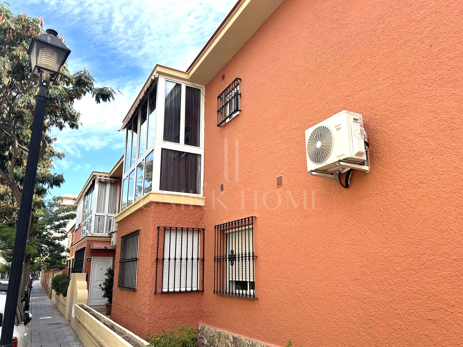 Este luminoso y práctico apartamento de 2 dormitorios está situado en el corazón de Fuengirola, ofreciendo una ubicación de primer nivel a un corto paseo de la playa, centros comerciales y una gran variedad de restaurantes. También se...