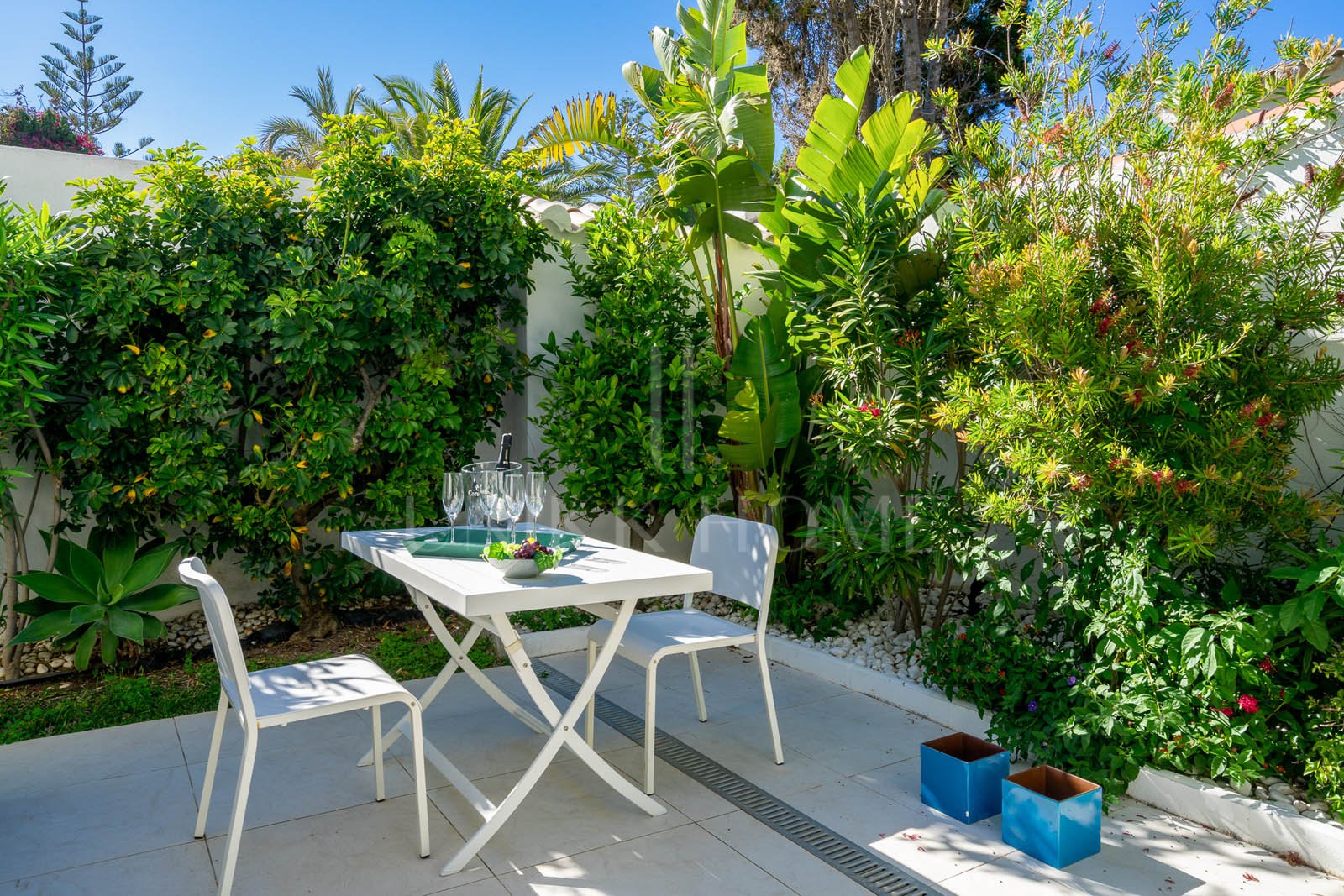 Forget just an investment – seize a lifestyle! This isn't just a villa; it's your exclusive key to direct beach access and the sun-drenched glamour of Marbesa, one of the Costa del Sol's most sought-after coastal gems. Imagine waking up...