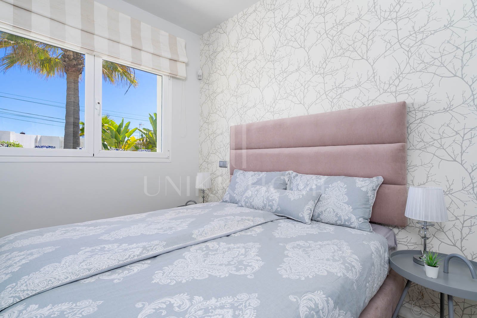 Forget just an investment – seize a lifestyle! This isn't just a villa; it's your exclusive key to direct beach access and the sun-drenched glamour of Marbesa, one of the Costa del Sol's most sought-after coastal gems. Imagine waking up...