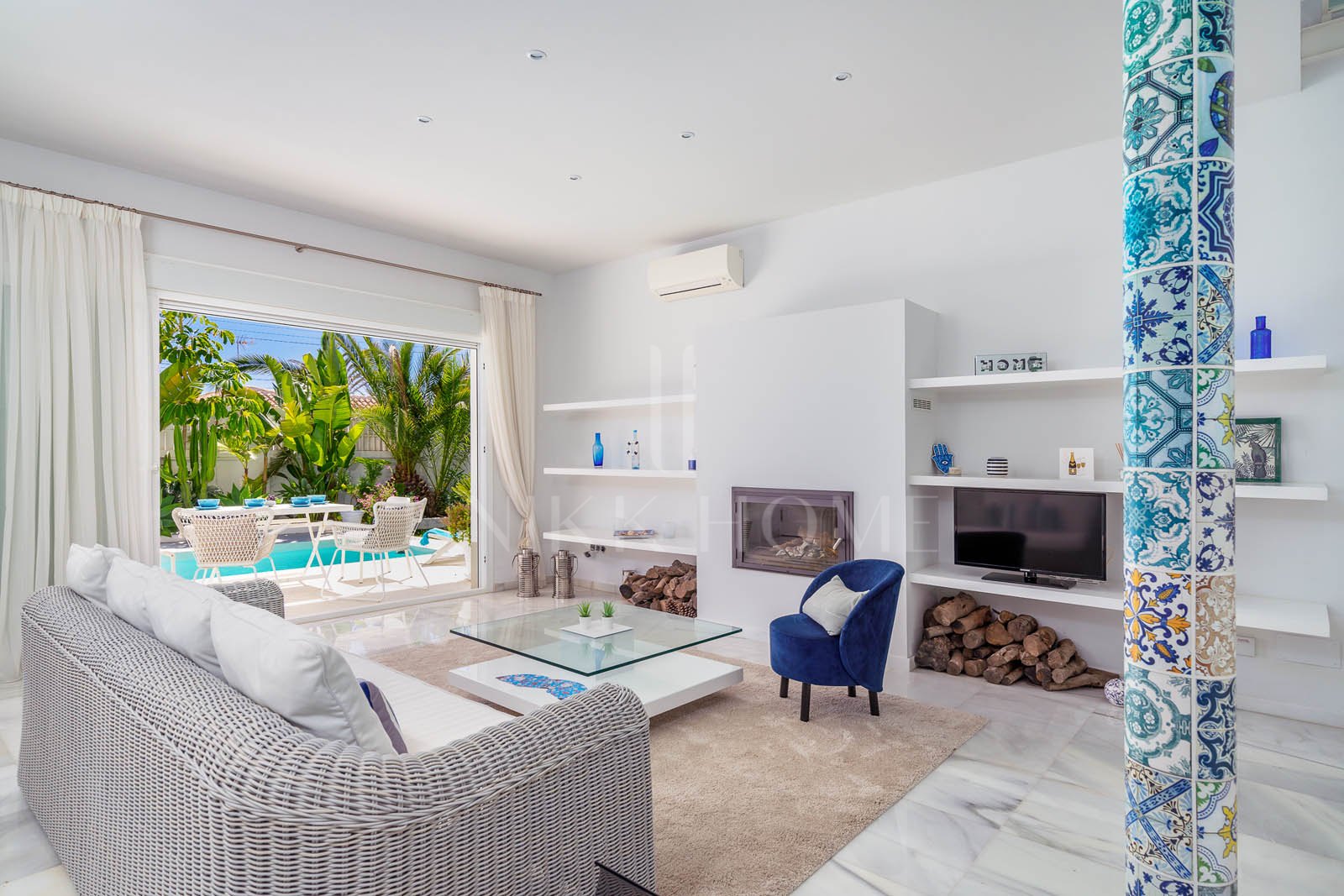 Forget just an investment – seize a lifestyle! This isn't just a villa; it's your exclusive key to direct beach access and the sun-drenched glamour of Marbesa, one of the Costa del Sol's most sought-after coastal gems. Imagine waking up...