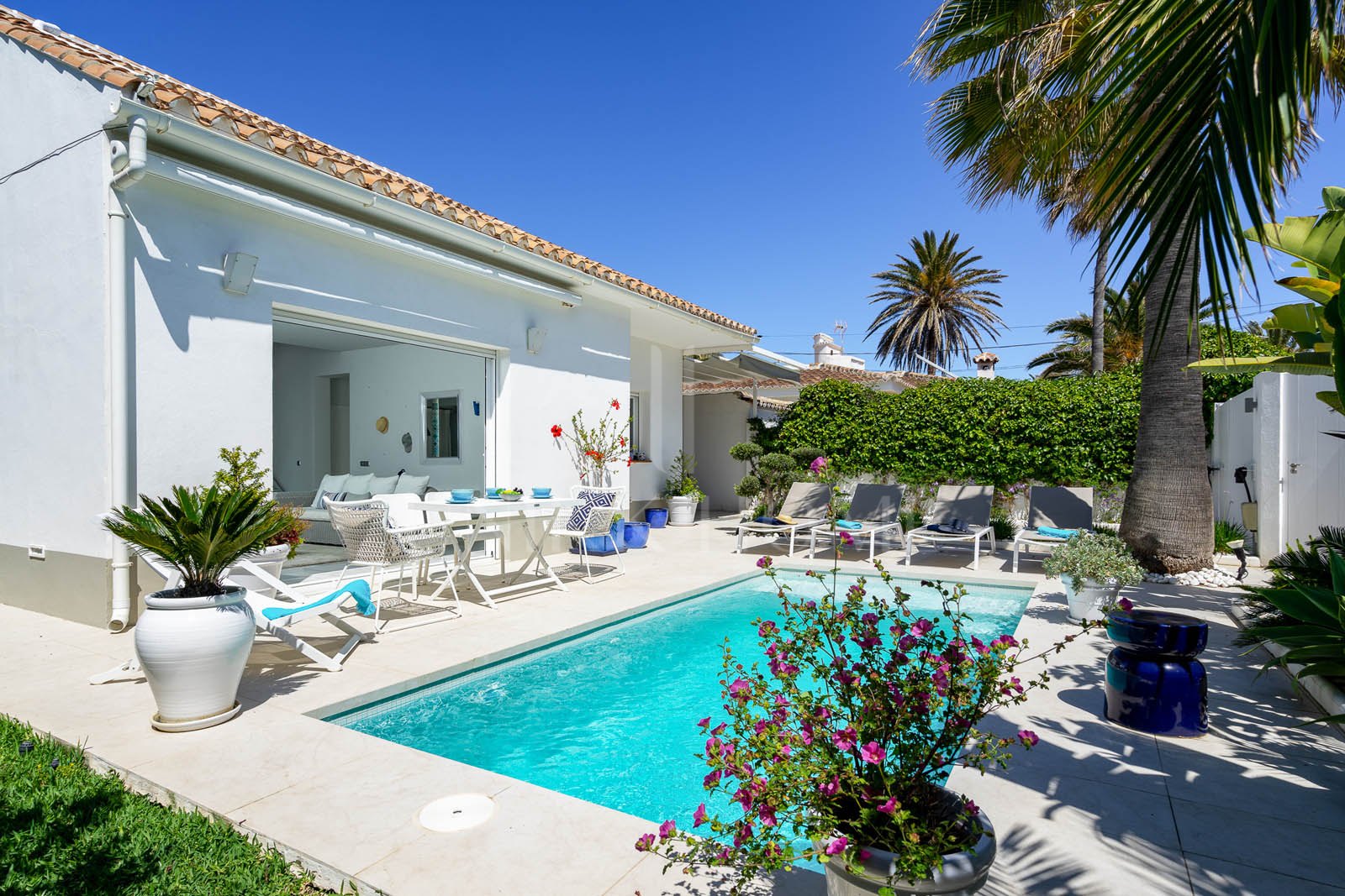 Forget just an investment – seize a lifestyle! This isn't just a villa; it's your exclusive key to direct beach access and the sun-drenched glamour of Marbesa, one of the Costa del Sol's most sought-after coastal gems. Imagine waking up...