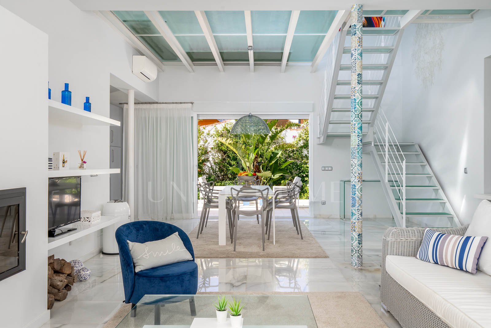 Forget just an investment – seize a lifestyle! This isn't just a villa; it's your exclusive key to direct beach access and the sun-drenched glamour of Marbesa, one of the Costa del Sol's most sought-after coastal gems. Imagine waking up...