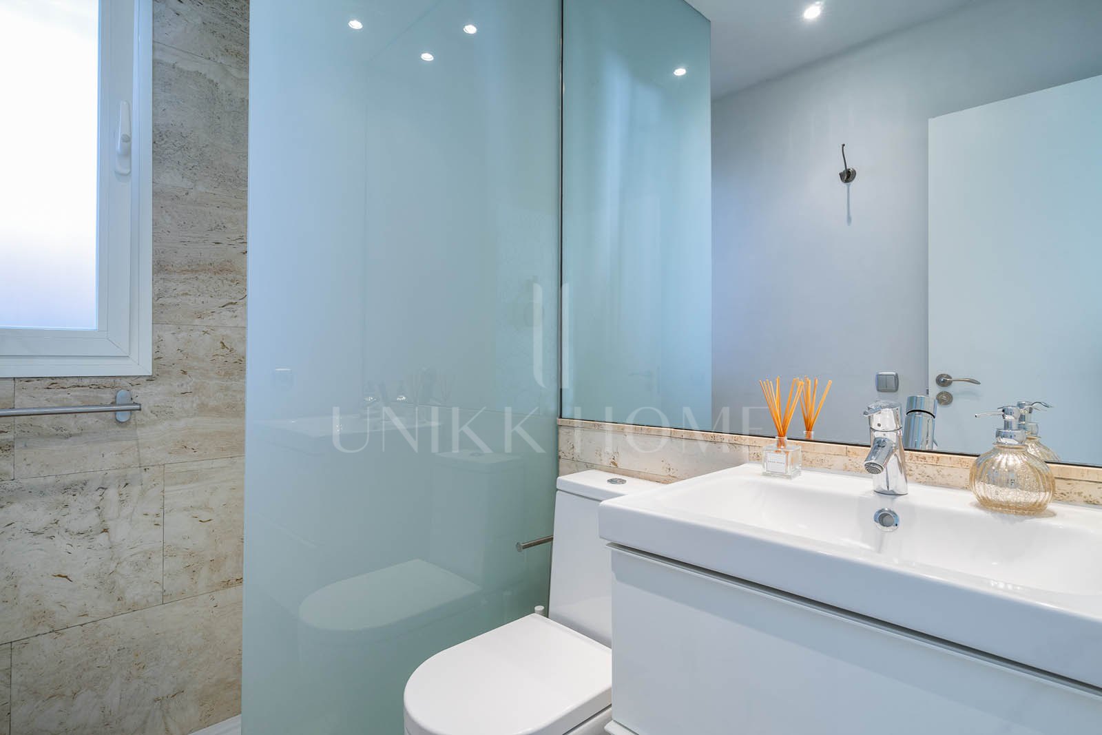 Forget just an investment – seize a lifestyle! This isn't just a villa; it's your exclusive key to direct beach access and the sun-drenched glamour of Marbesa, one of the Costa del Sol's most sought-after coastal gems. Imagine waking up...