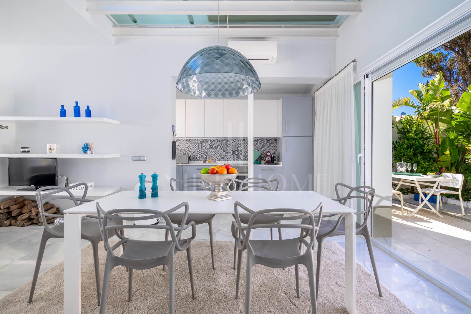 Forget just an investment – seize a lifestyle! This isn't just a villa; it's your exclusive key to direct beach access and the sun-drenched glamour of Marbesa, one of the Costa del Sol's most sought-after coastal gems. Imagine waking up...
