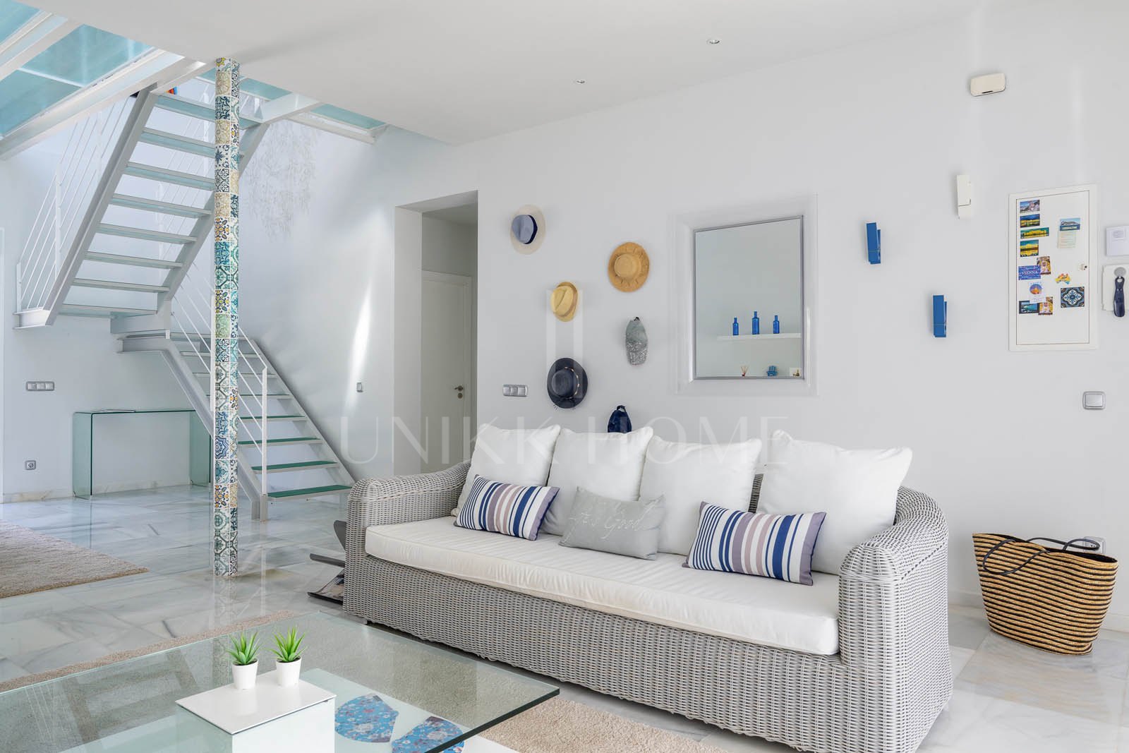 Forget just an investment – seize a lifestyle! This isn't just a villa; it's your exclusive key to direct beach access and the sun-drenched glamour of Marbesa, one of the Costa del Sol's most sought-after coastal gems. Imagine waking up...