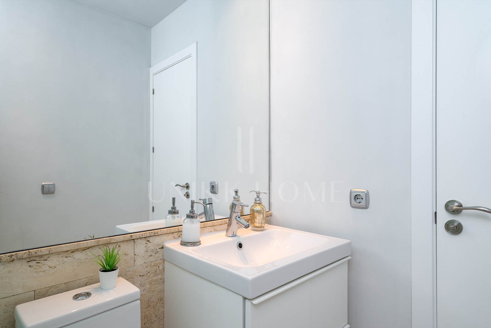 Forget just an investment – seize a lifestyle! This isn't just a villa; it's your exclusive key to direct beach access and the sun-drenched glamour of Marbesa, one of the Costa del Sol's most sought-after coastal gems. Imagine waking up...
