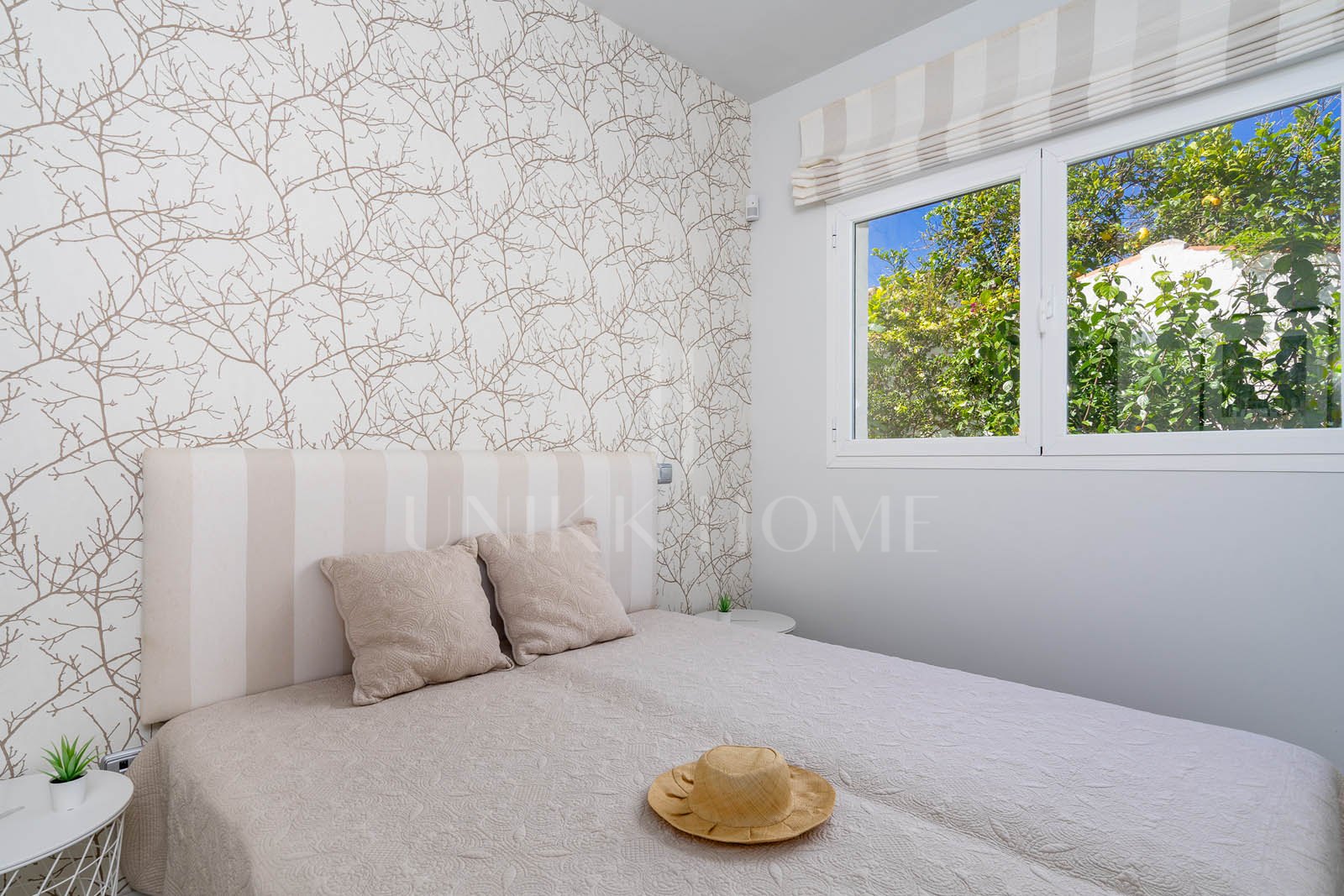 Forget just an investment – seize a lifestyle! This isn't just a villa; it's your exclusive key to direct beach access and the sun-drenched glamour of Marbesa, one of the Costa del Sol's most sought-after coastal gems. Imagine waking up...