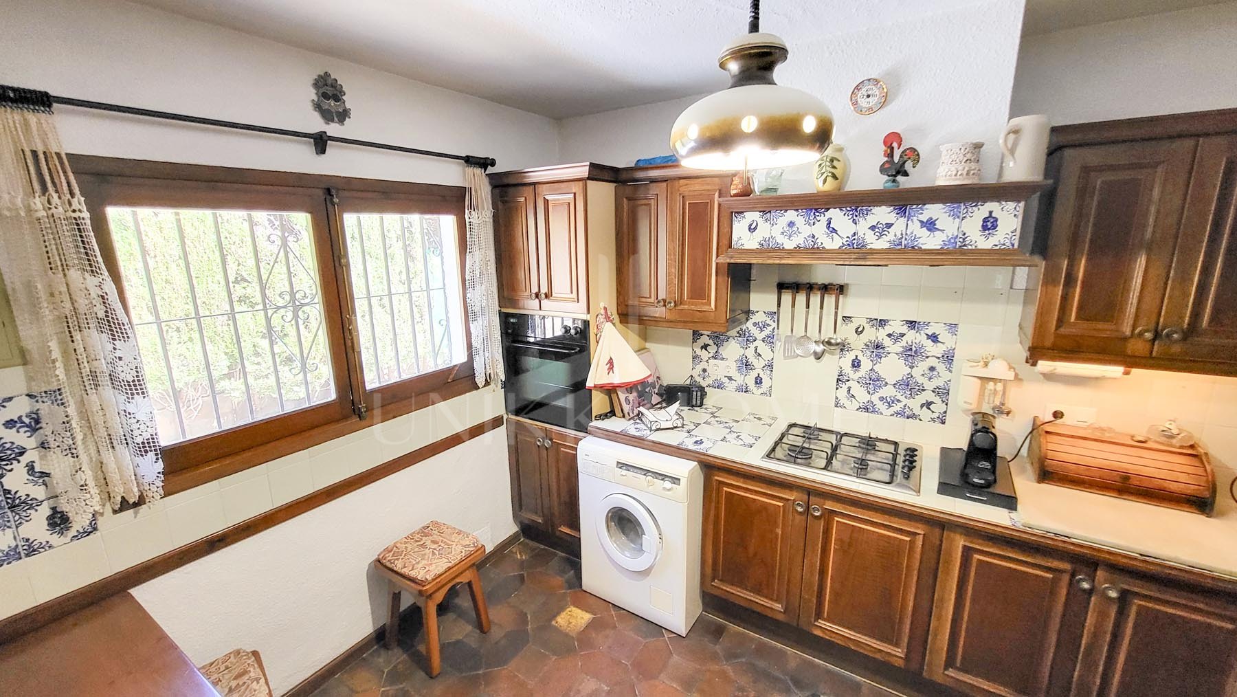 A rare opportunity to own a 3 bedroom villa in the heart of Fuengirola, just steps from the beach and all amenities yet set on a quiet street. This bright and airy home, filled with natural light from its many windows, features a spacious...