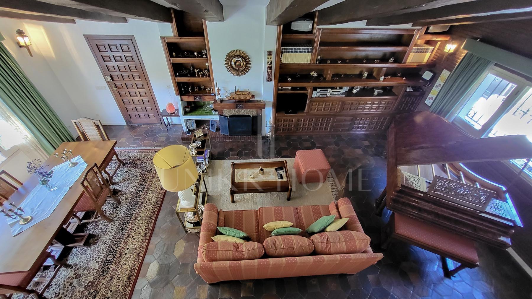 A rare opportunity to own a 3 bedroom villa in the heart of Fuengirola, just steps from the beach and all amenities yet set on a quiet street. This bright and airy home, filled with natural light from its many windows, features a spacious...