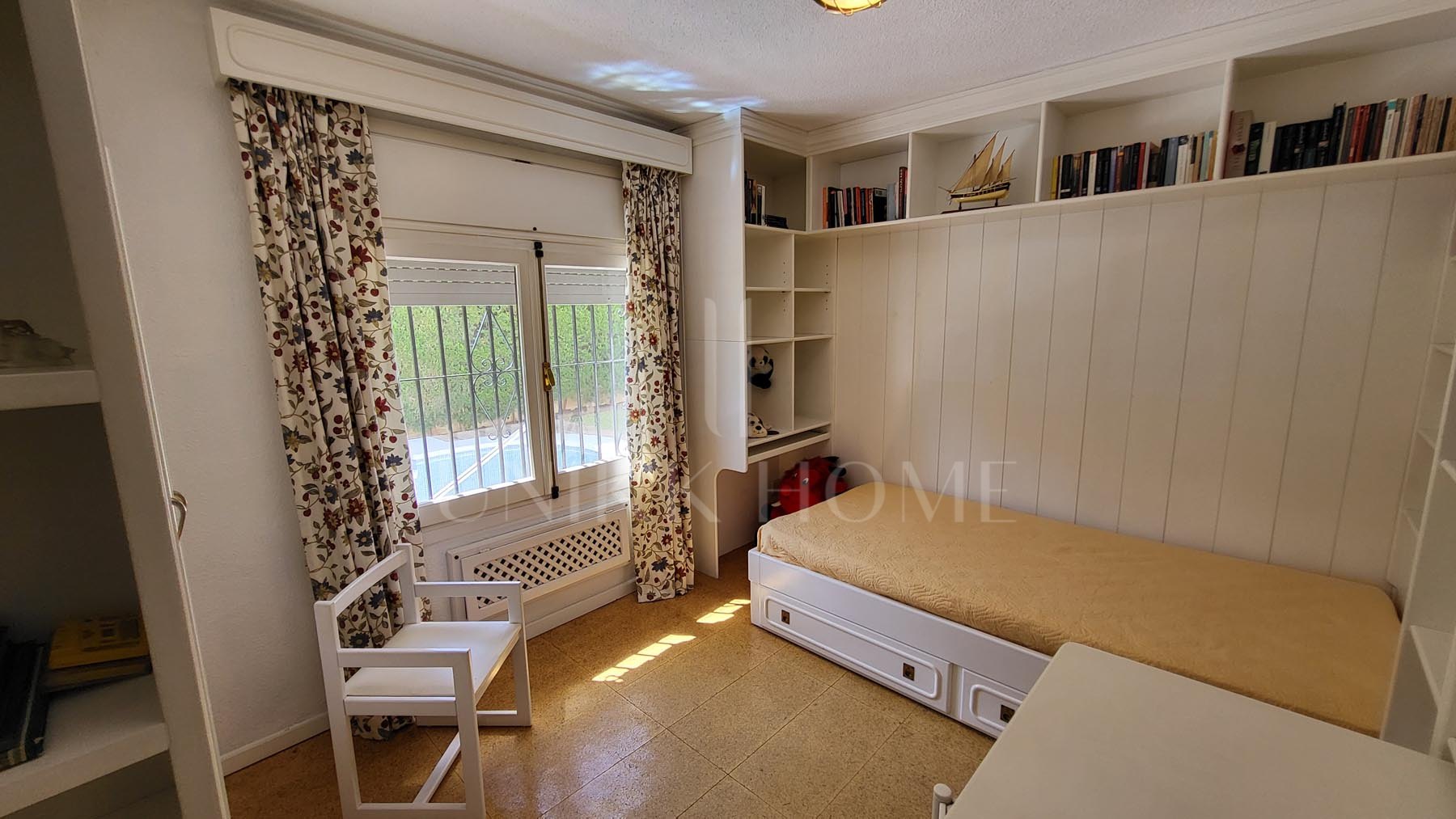 A rare opportunity to own a 3 bedroom villa in the heart of Fuengirola, just steps from the beach and all amenities yet set on a quiet street. This bright and airy home, filled with natural light from its many windows, features a spacious...