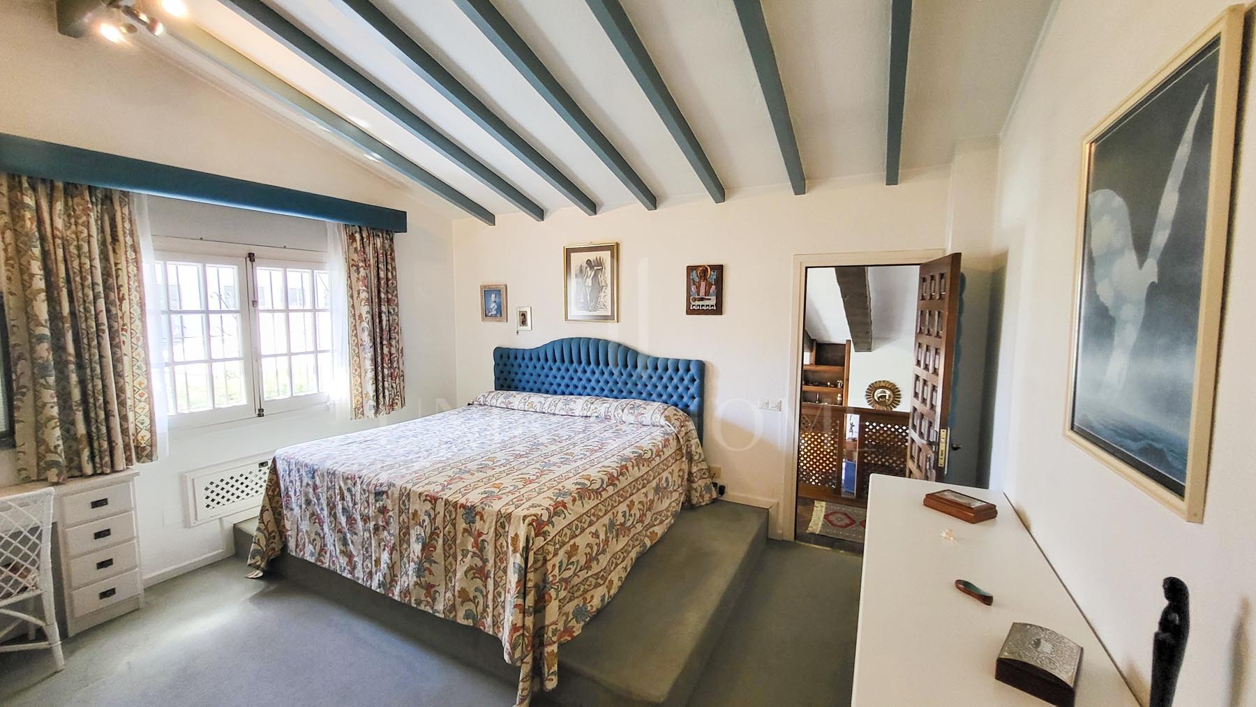 A rare opportunity to own a 3 bedroom villa in the heart of Fuengirola, just steps from the beach and all amenities yet set on a quiet street. This bright and airy home, filled with natural light from its many windows, features a spacious...