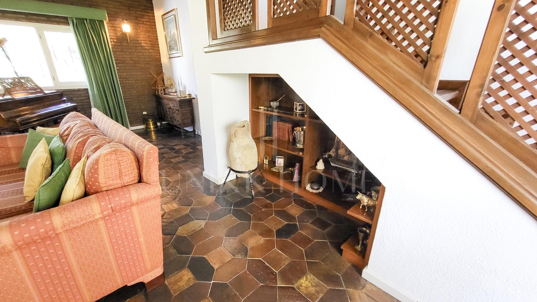 A rare opportunity to own a 3 bedroom villa in the heart of Fuengirola, just steps from the beach and all amenities yet set on a quiet street. This bright and airy home, filled with natural light from its many windows, features a spacious...