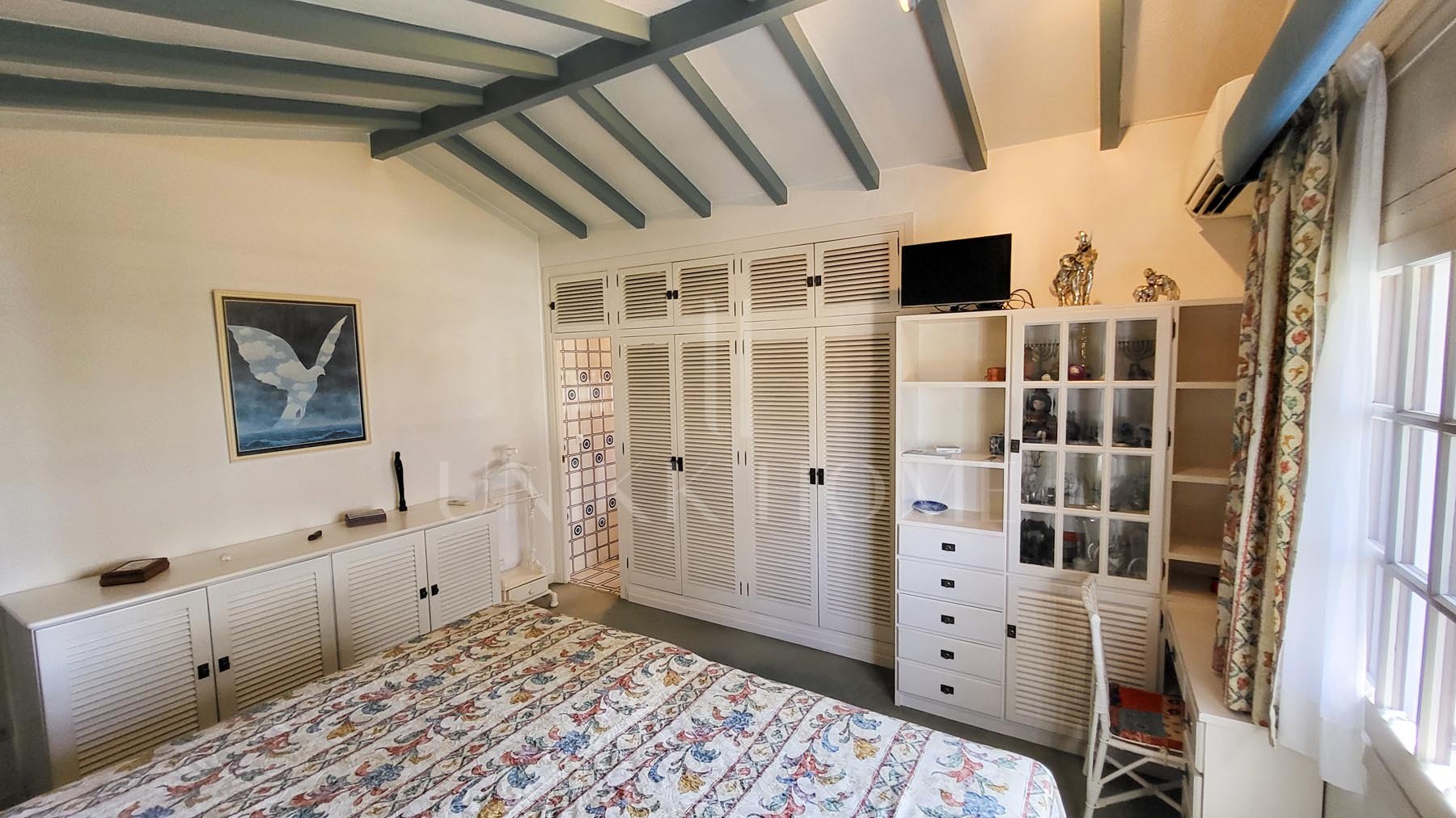 A rare opportunity to own a 3 bedroom villa in the heart of Fuengirola, just steps from the beach and all amenities yet set on a quiet street. This bright and airy home, filled with natural light from its many windows, features a spacious...