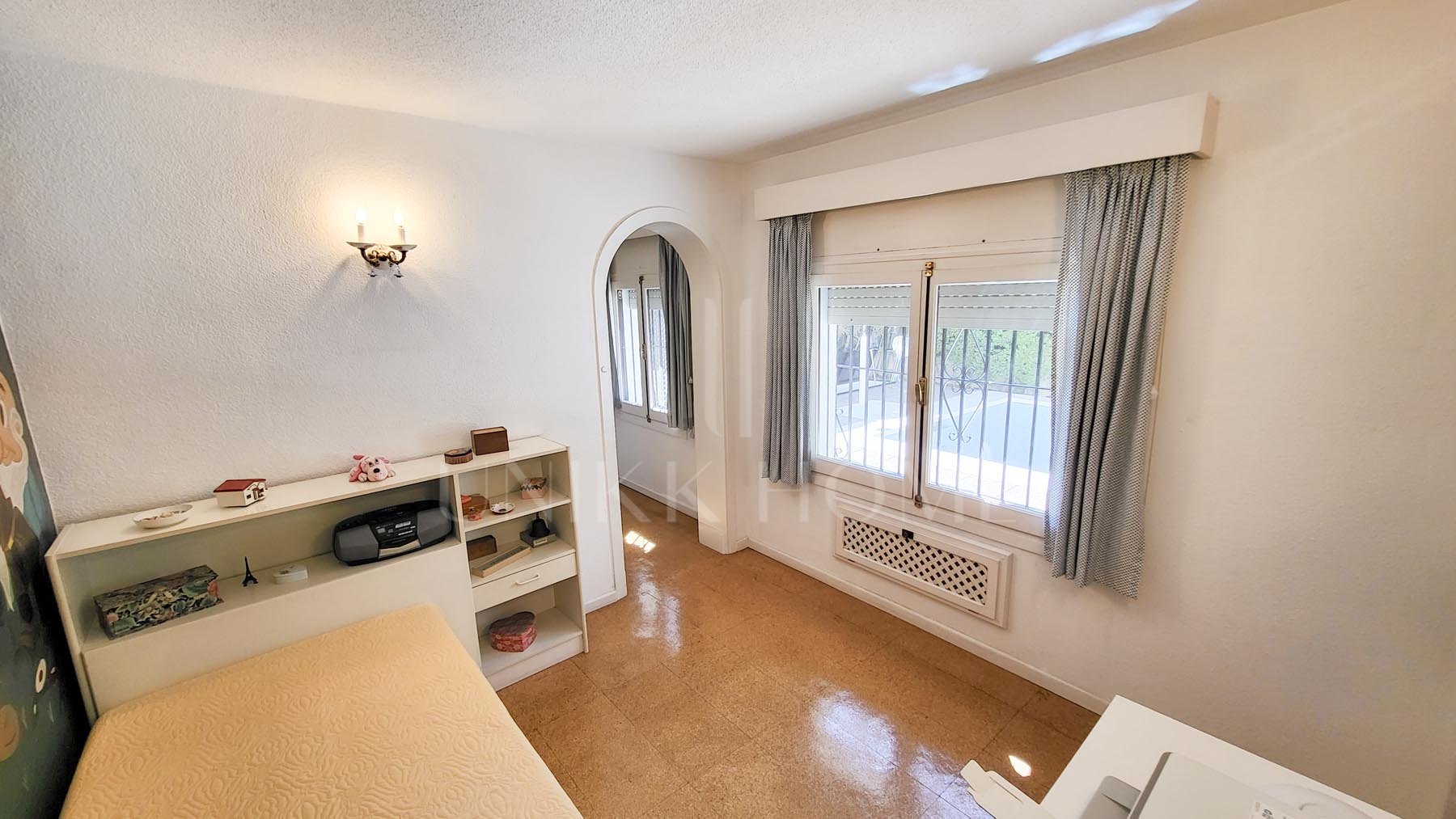 A rare opportunity to own a 3 bedroom villa in the heart of Fuengirola, just steps from the beach and all amenities yet set on a quiet street. This bright and airy home, filled with natural light from its many windows, features a spacious...