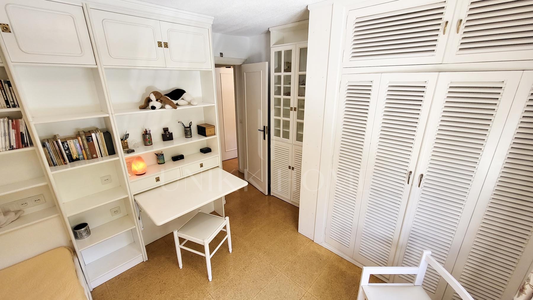 A rare opportunity to own a 3 bedroom villa in the heart of Fuengirola, just steps from the beach and all amenities yet set on a quiet street. This bright and airy home, filled with natural light from its many windows, features a spacious...