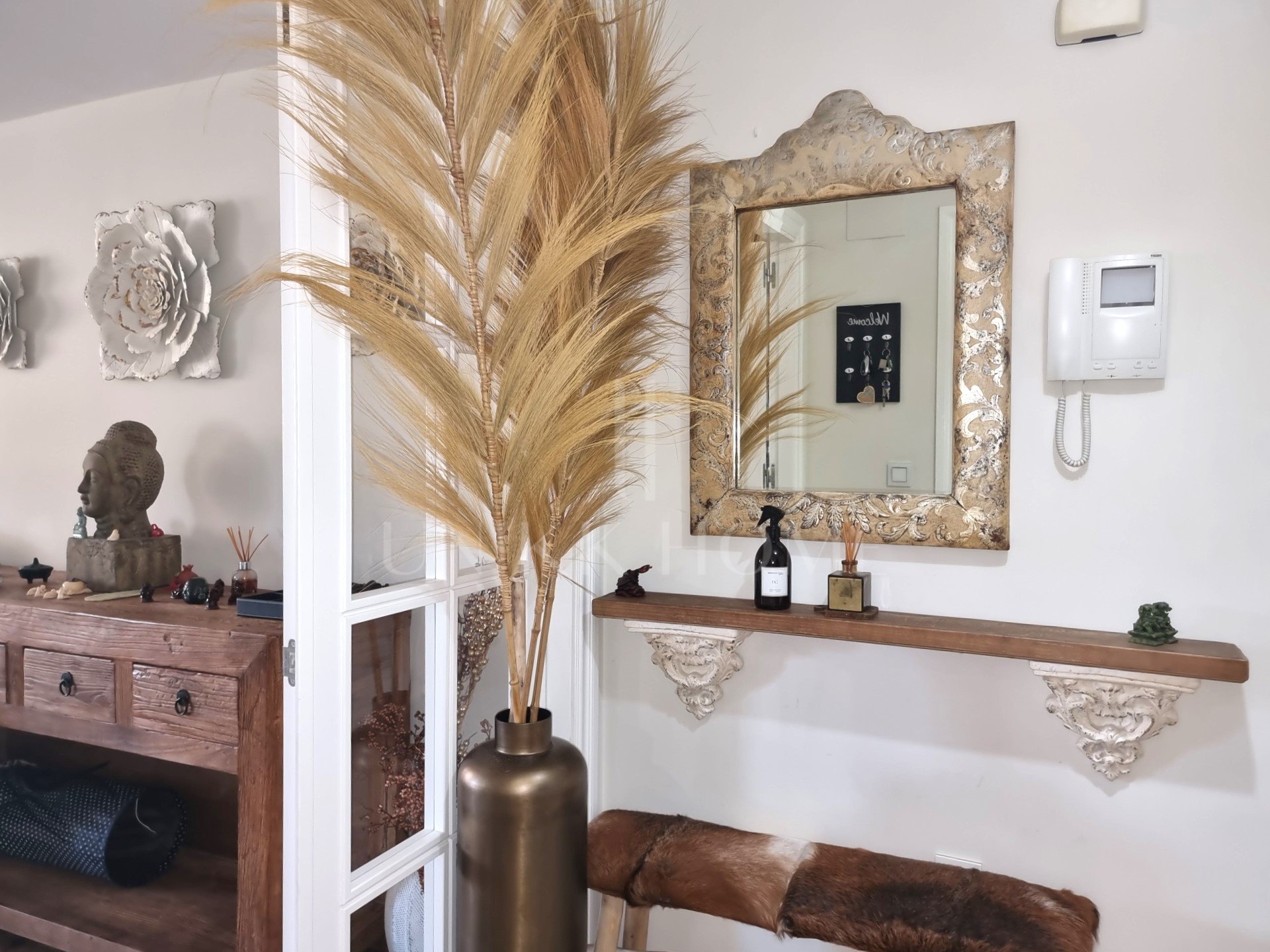 Esta elegante vivienda ha sido completamente renovada con los más altos estándares, utilizando materiales y acabados de primera calidad.