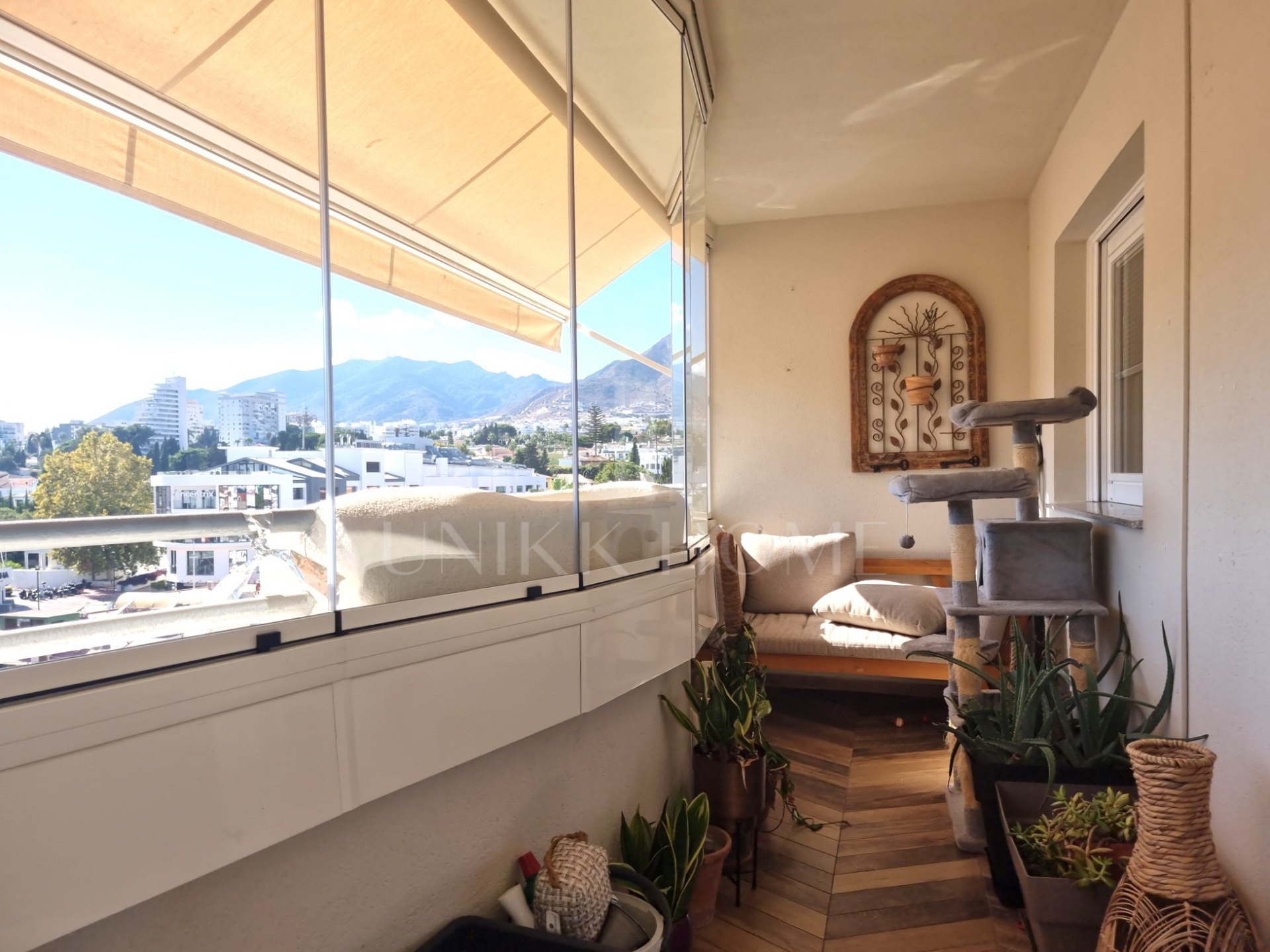 Esta elegante vivienda ha sido completamente renovada con los más altos estándares, utilizando materiales y acabados de primera calidad.