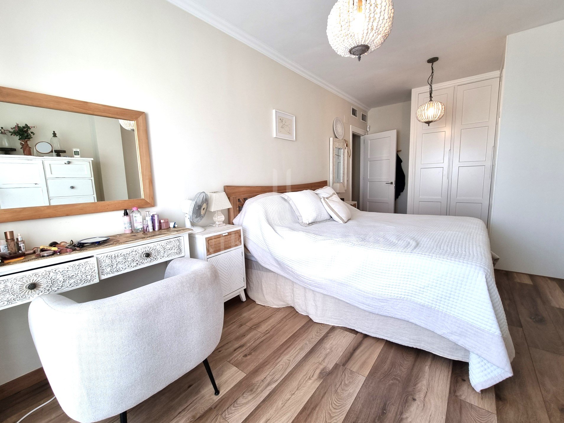 Esta elegante vivienda ha sido completamente renovada con los más altos estándares, utilizando materiales y acabados de primera calidad.