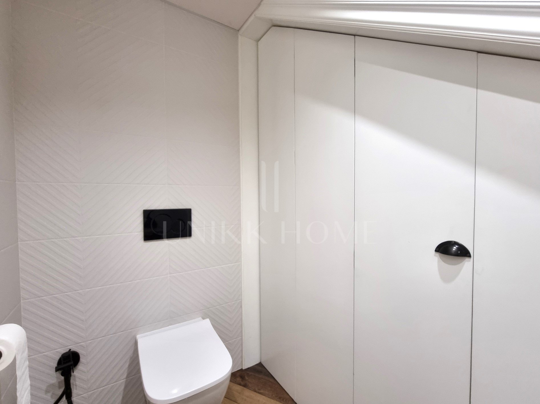 Esta elegante vivienda ha sido completamente renovada con los más altos estándares, utilizando materiales y acabados de primera calidad.