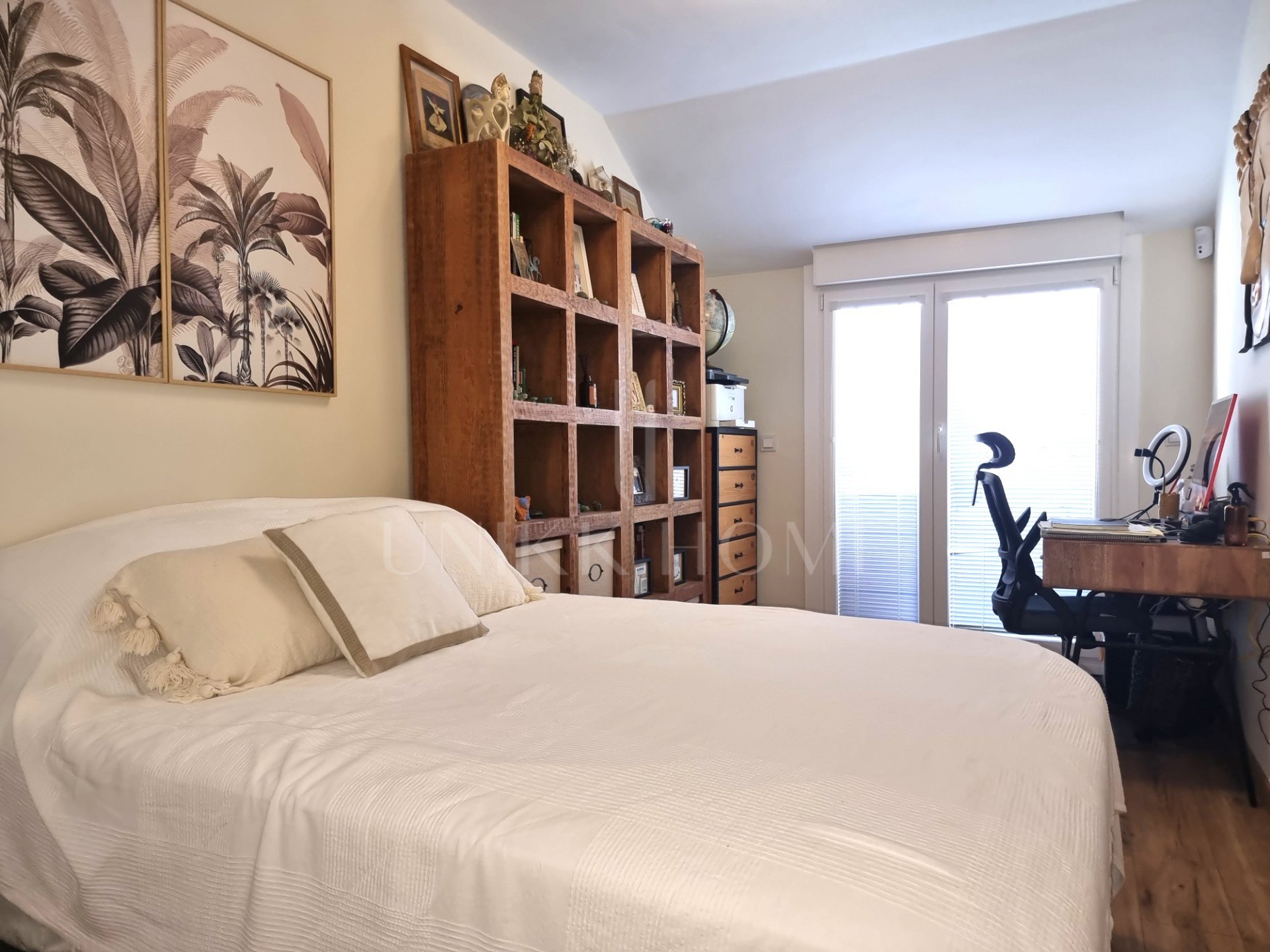 Esta elegante vivienda ha sido completamente renovada con los más altos estándares, utilizando materiales y acabados de primera calidad.