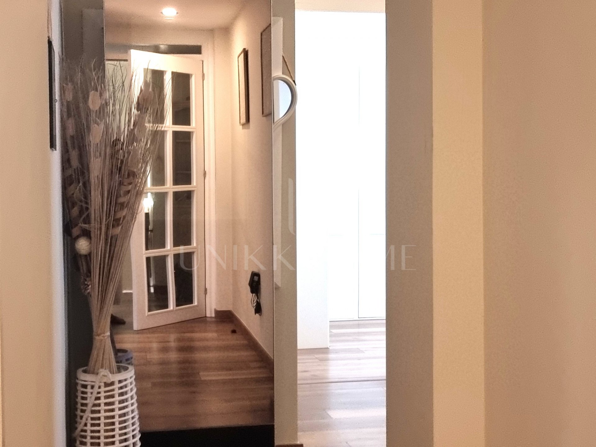 Esta elegante vivienda ha sido completamente renovada con los más altos estándares, utilizando materiales y acabados de primera calidad.