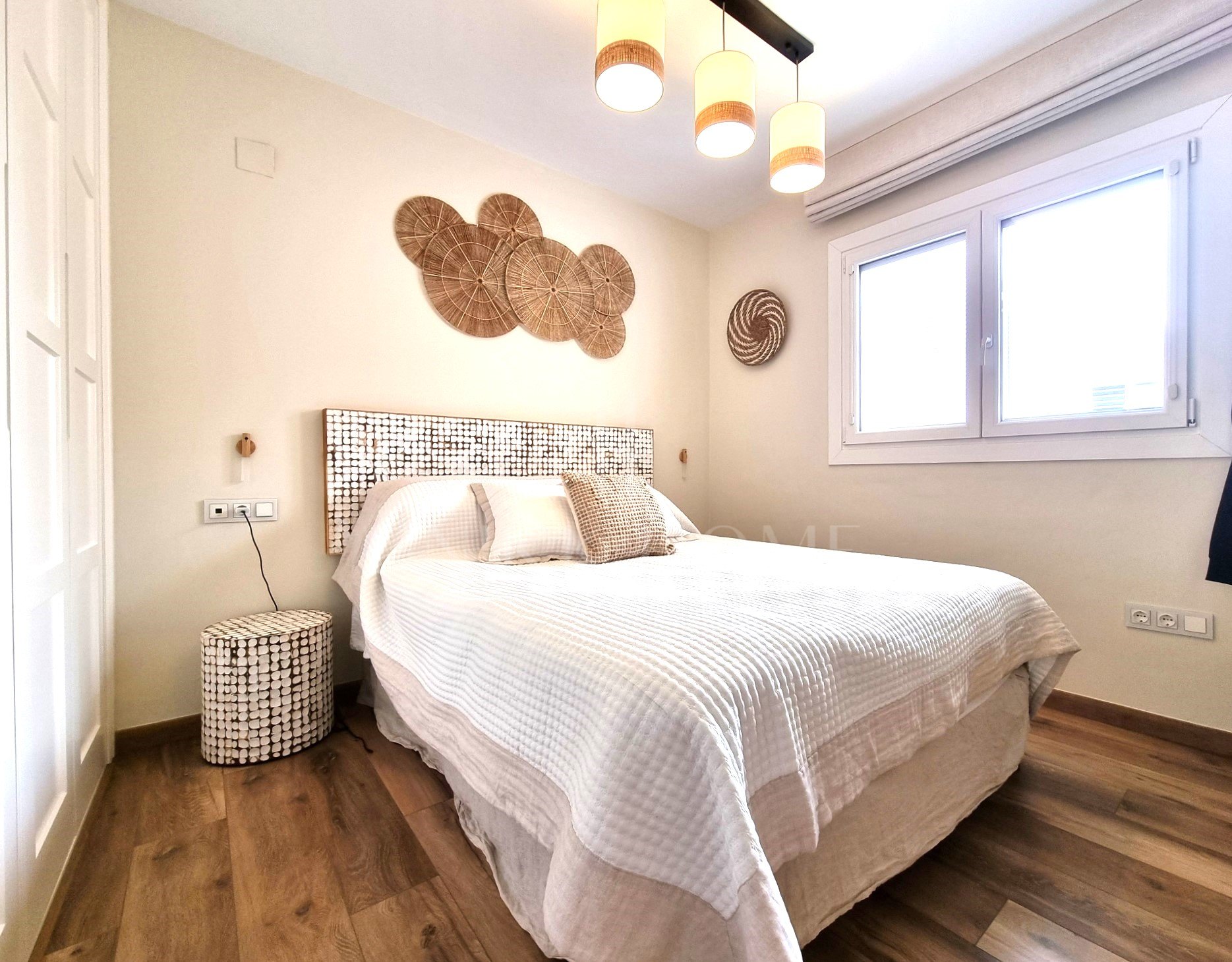 Esta elegante vivienda ha sido completamente renovada con los más altos estándares, utilizando materiales y acabados de primera calidad.