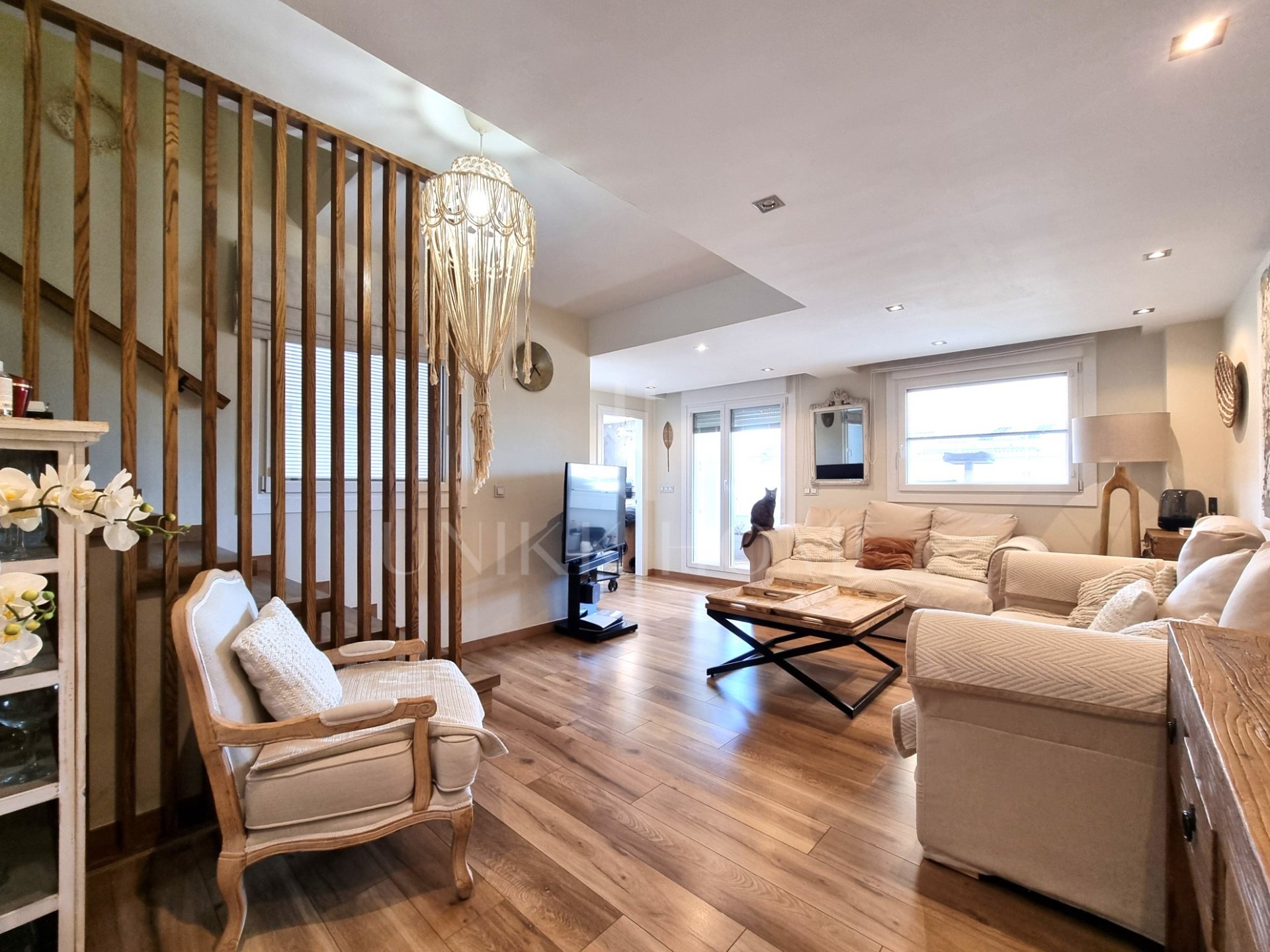 Esta elegante vivienda ha sido completamente renovada con los más altos estándares, utilizando materiales y acabados de primera calidad.