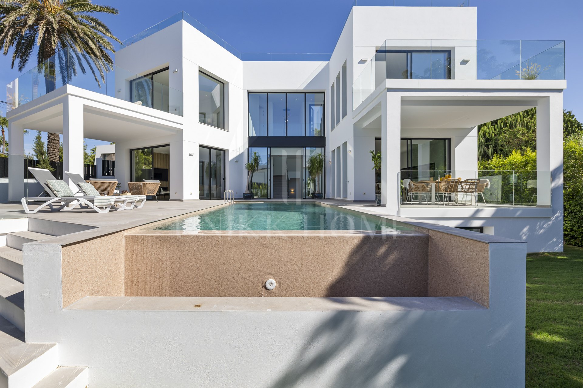 A pocos pasos del mar, esta impresionante villa nueva se encuentra en la codiciada urbanización Marbesa. Construida con los más altos estándares de calidad, su moderno diseño se integra a la perfección con una piscina infinita...