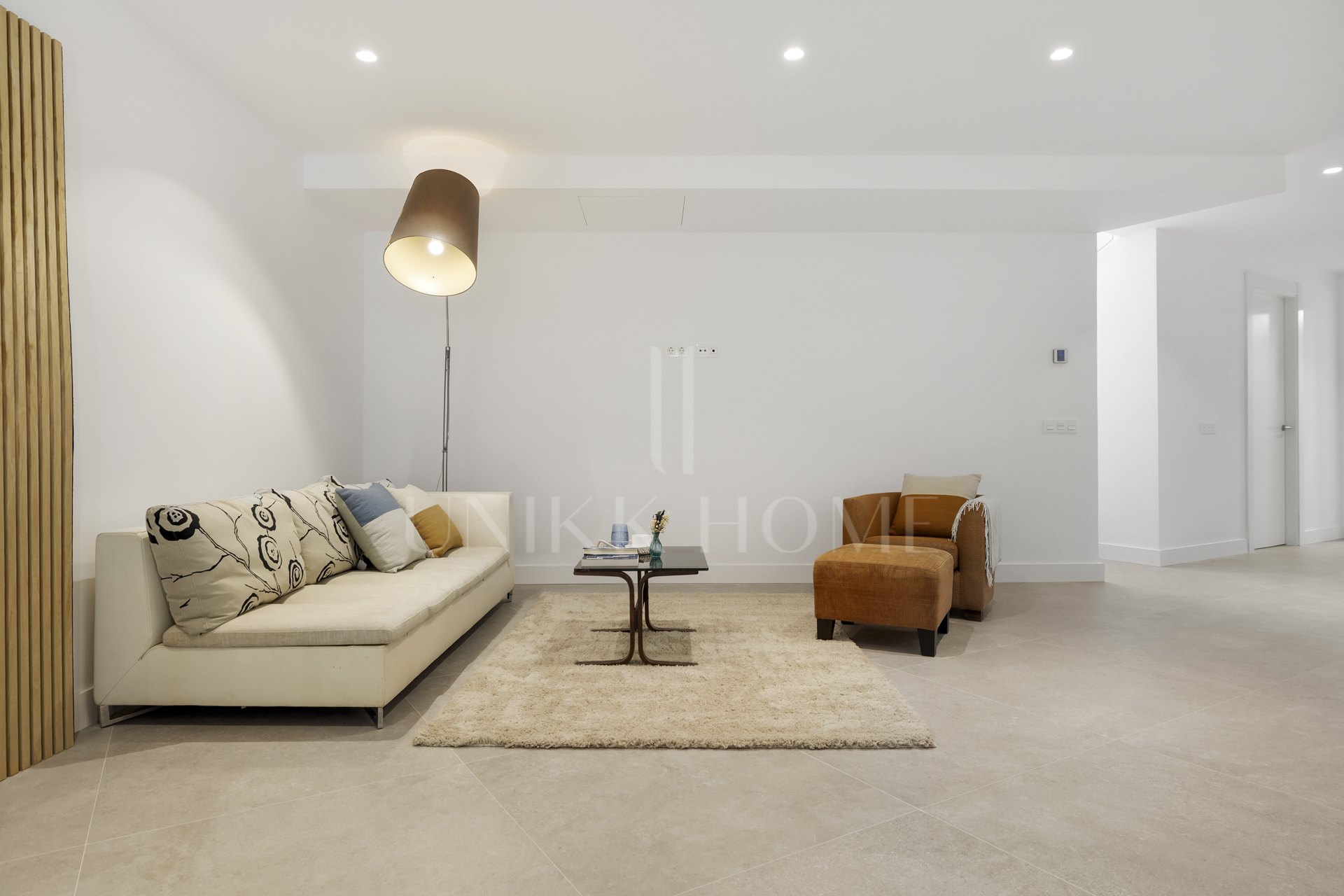 A pocos pasos del mar, esta impresionante villa nueva se encuentra en la codiciada urbanización Marbesa. Construida con los más altos estándares de calidad, su moderno diseño se integra a la perfección con una piscina infinita...